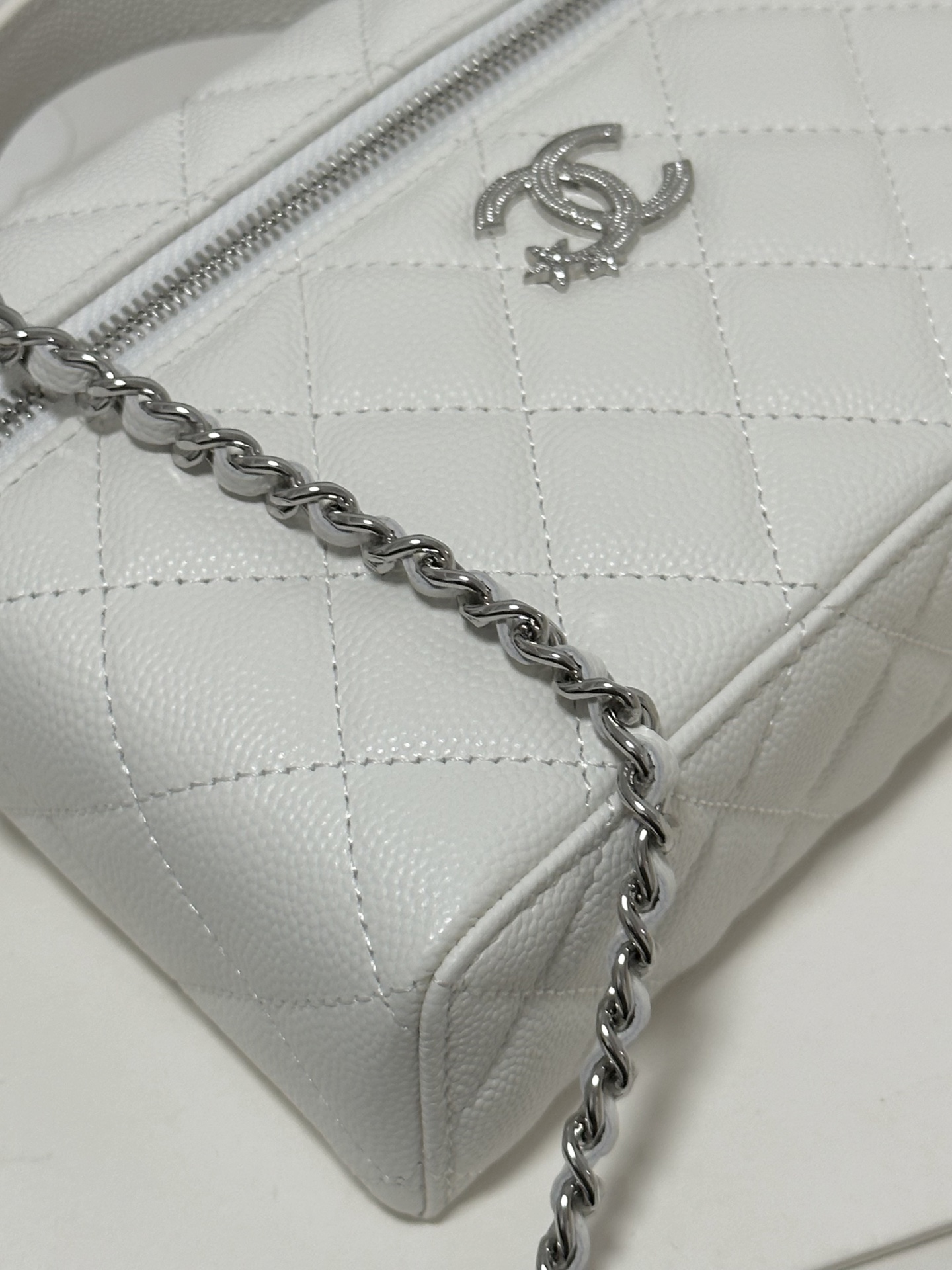 Chanel 25B LP White Leather Top Handle Flap Bag with Chain 9 i1754582787011 9854 0 8