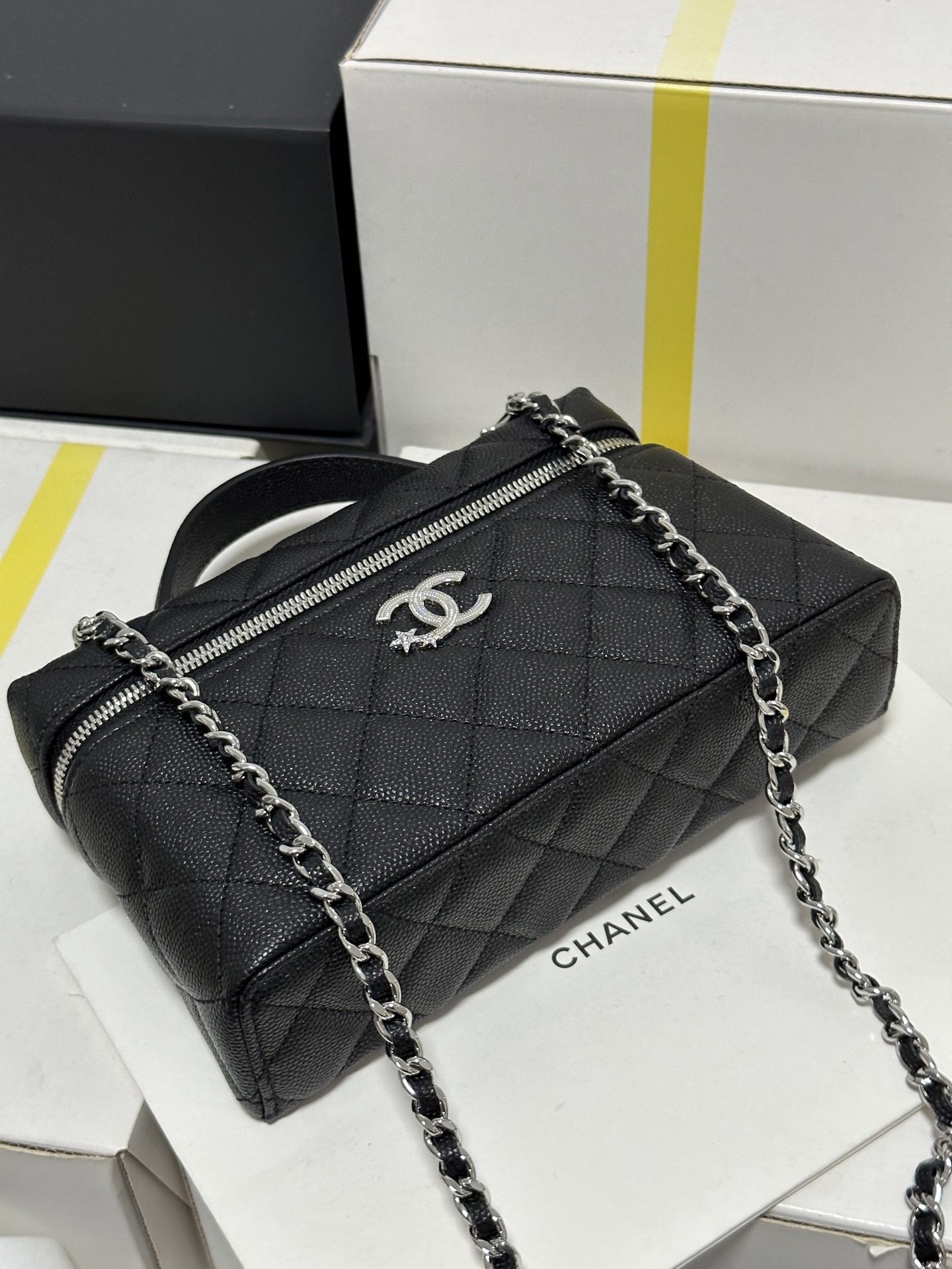 Chanel 25B LP Starry Quilted Vanity Case Bag, 19.5 x 17 x 5 cm 9 i1754583377408 9223 0 6