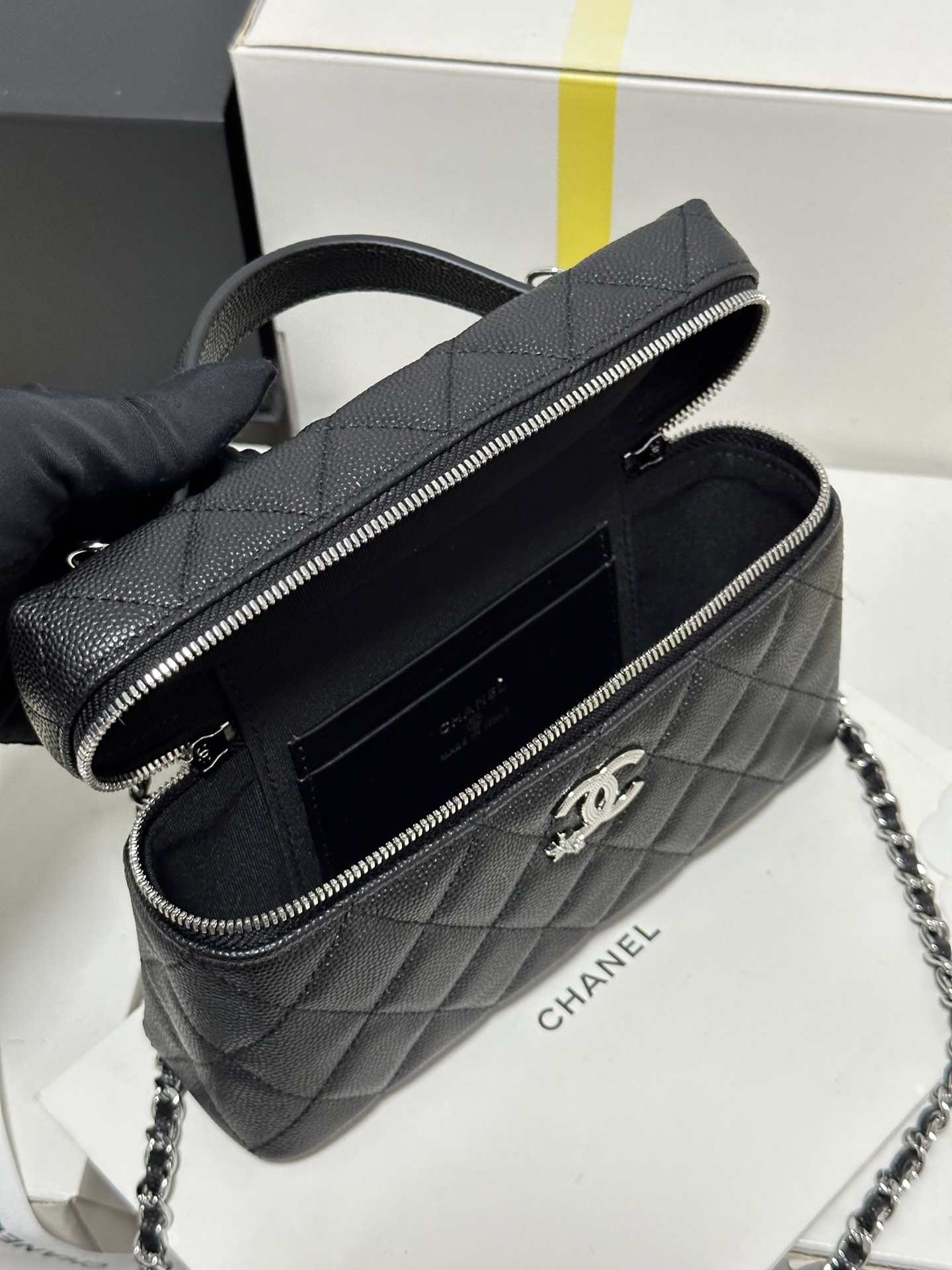 Chanel 25B LP Starry Quilted Vanity Case Bag, 19.5 x 17 x 5 cm 7 i1754583377476 433 0 4