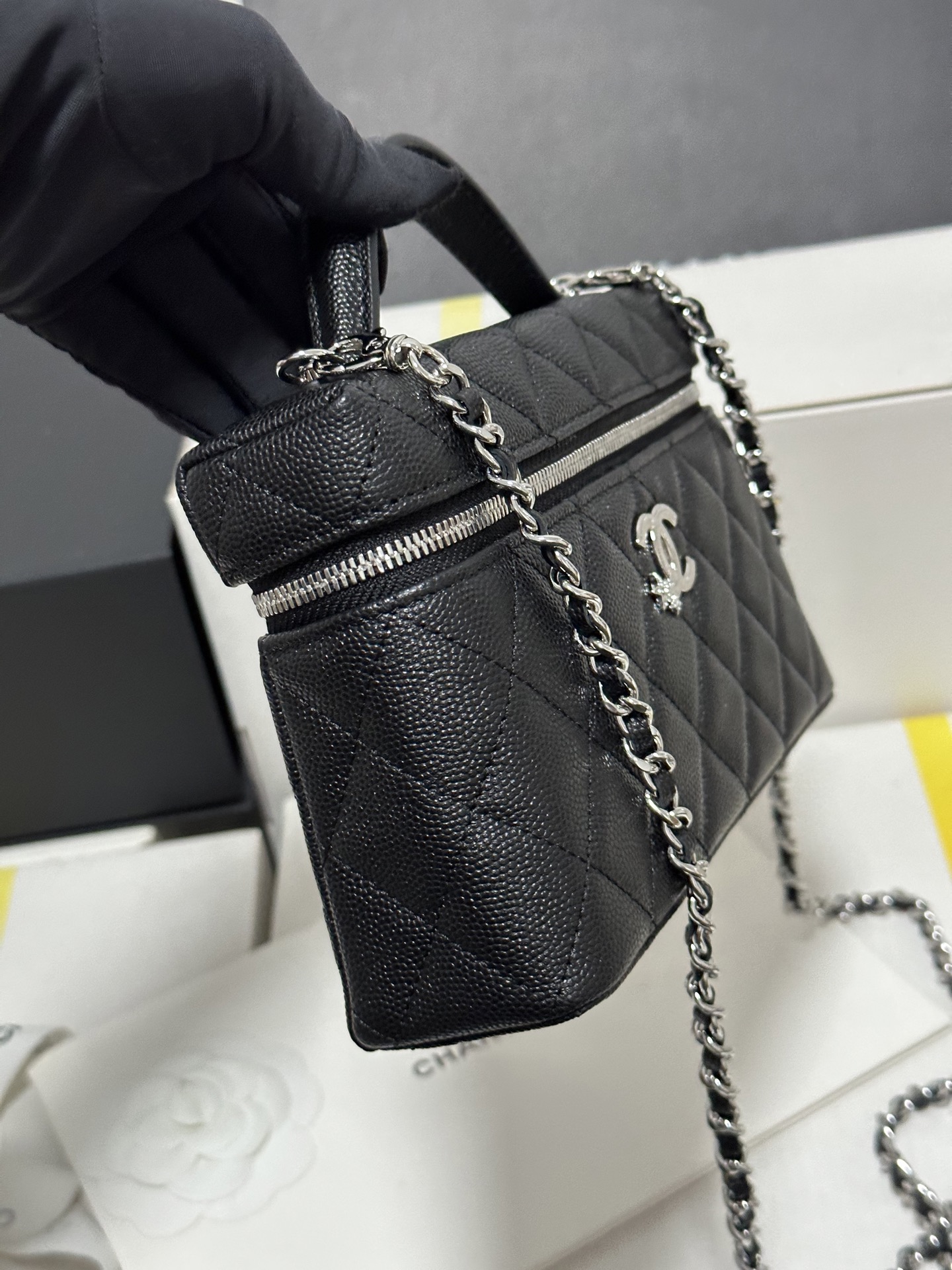 Chanel 25B LP Starry Quilted Vanity Case Bag, 19.5 x 17 x 5 cm 5 i1754583377477 6195 0 3