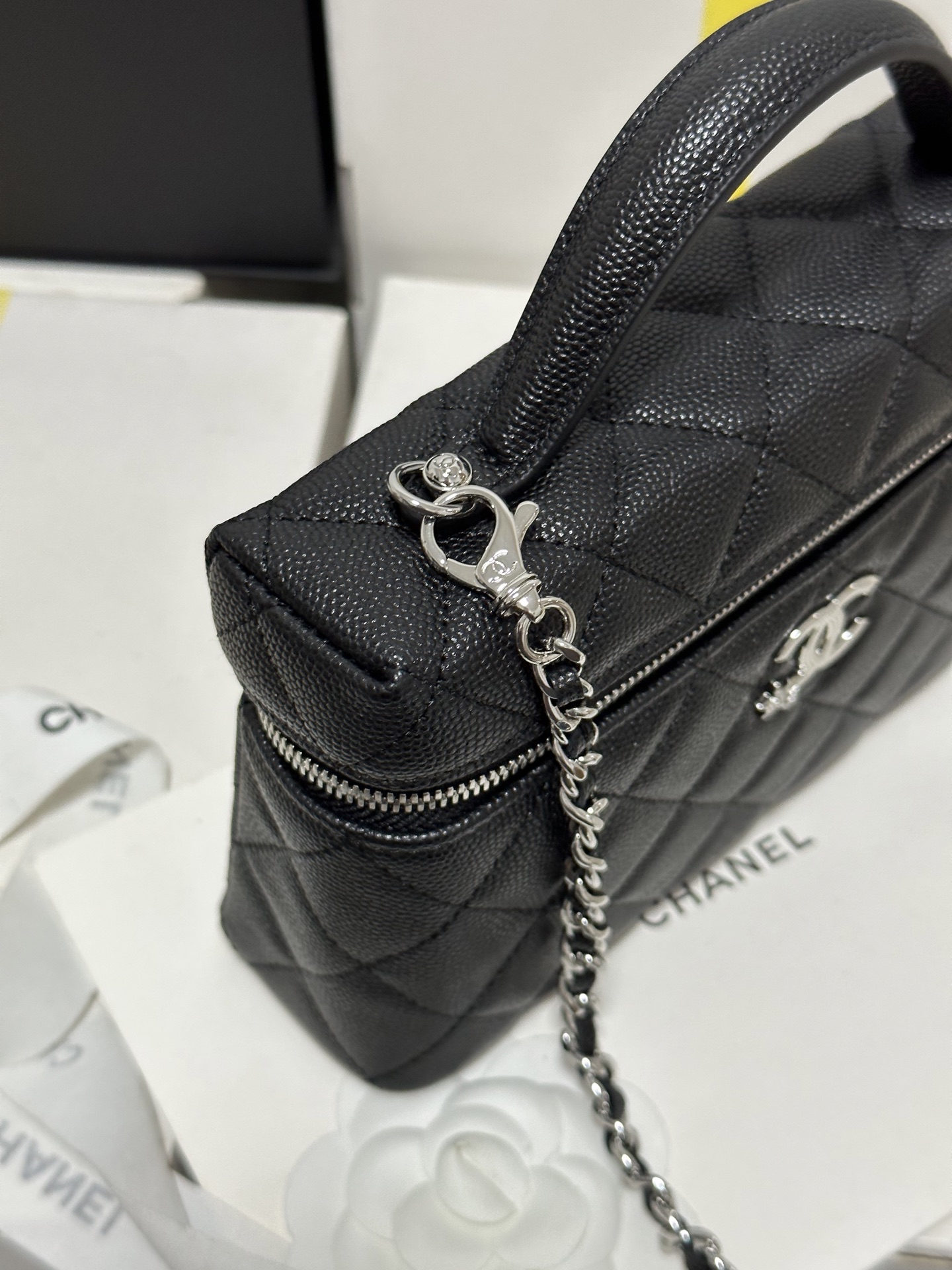 Chanel 25B LP Starry Quilted Vanity Case Bag, 19.5 x 17 x 5 cm 4 i1754583377573 192 0 2