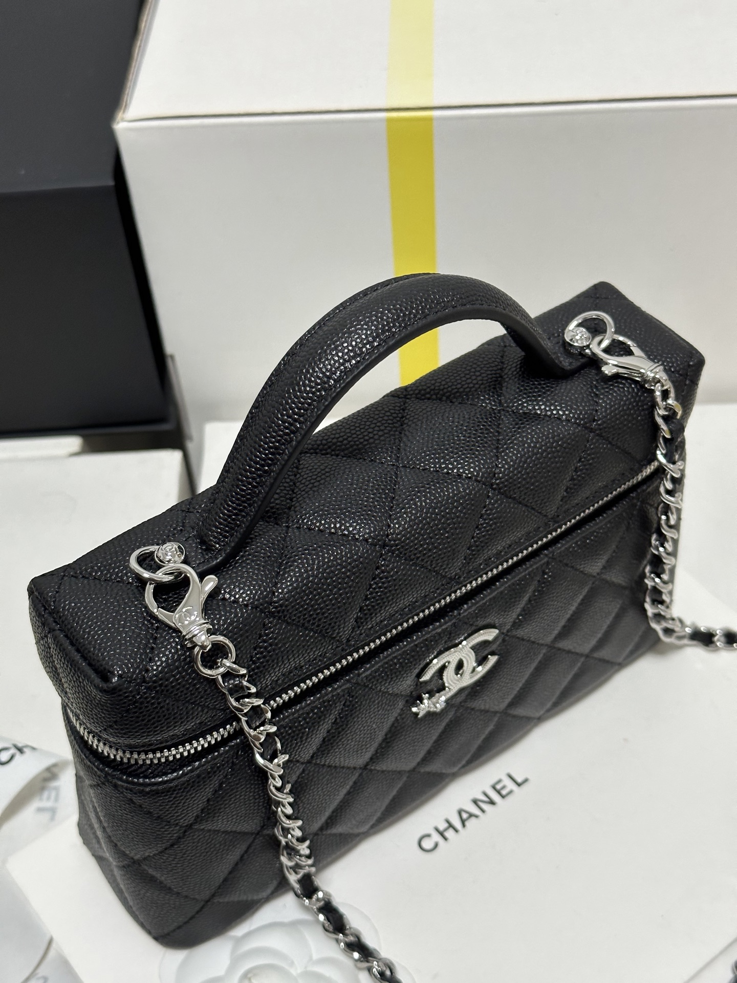 Chanel 25B LP Starry Quilted Vanity Case Bag, 19.5 x 17 x 5 cm 3 i1754583378968 9838 0 1