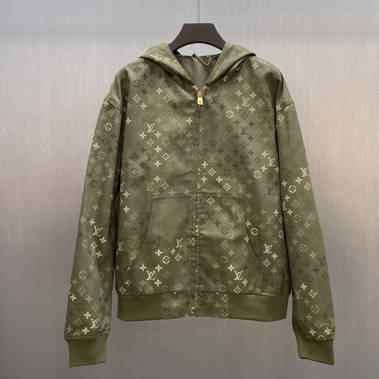 P300 🧧LU Chaqueta tipo túnica con capucha adornada Talla: S-XL Esta chaqueta tipo túnica con capucha está confeccionad…