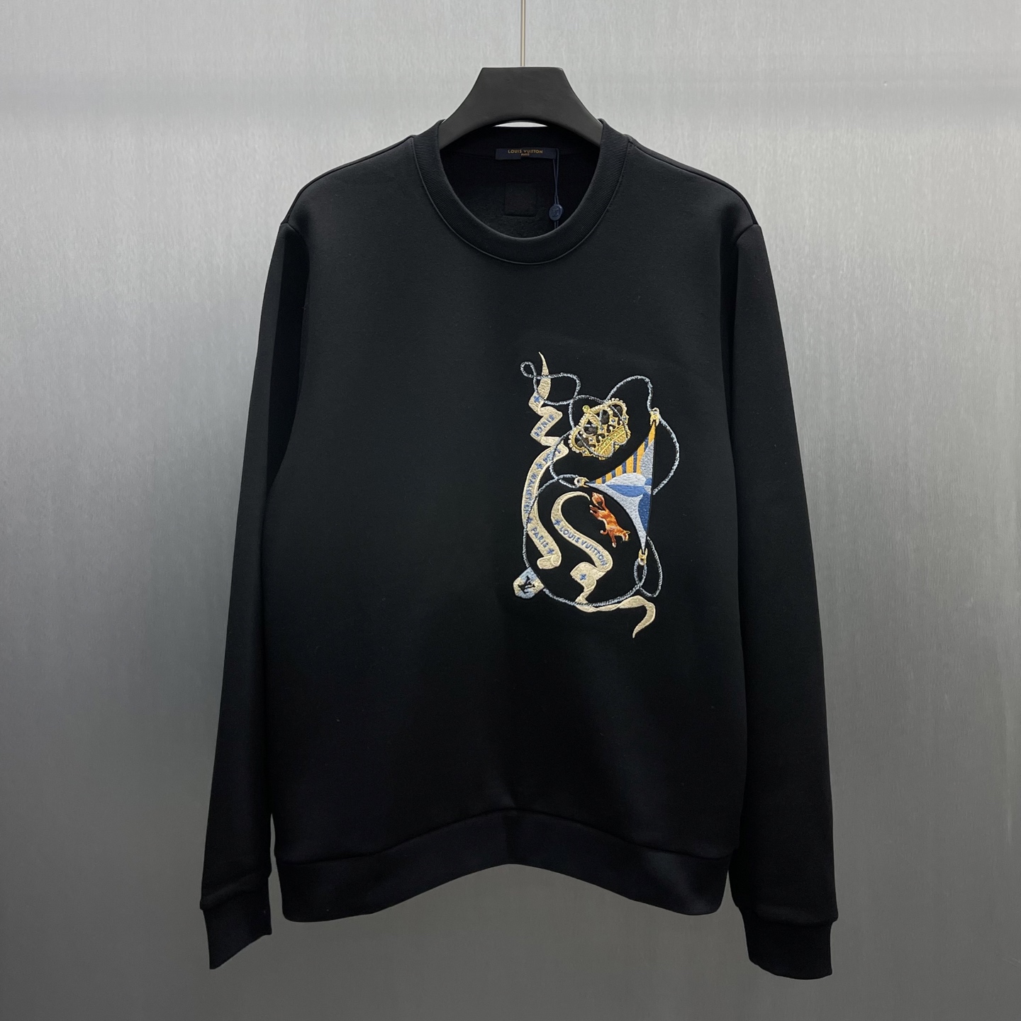 P190 🧧LU Crown👑🦊 Sudadera negra bordada Talla: S-XL Este suéter clásico de manga larga está sublimado con el patrón …