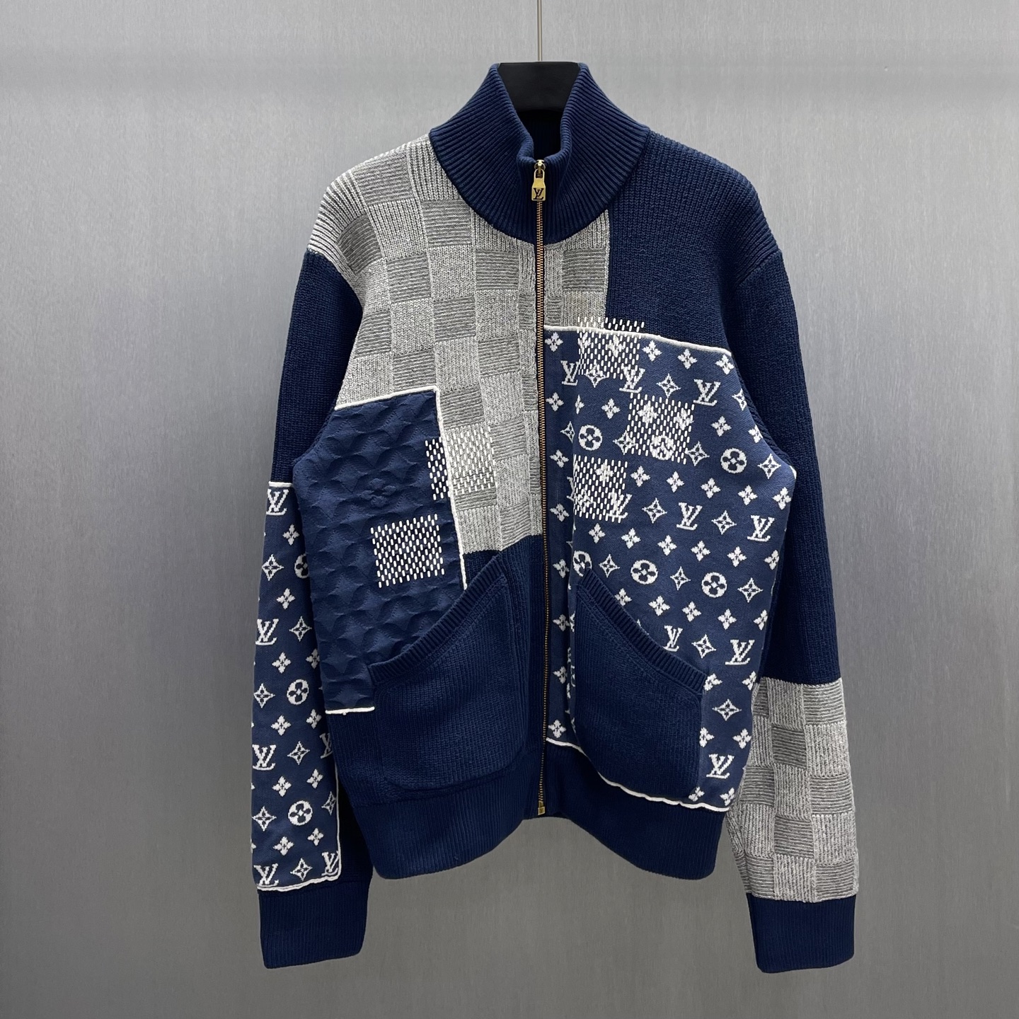 P400 🧧LU Sudadera con cremallera y patchwork Talla: S-XL Esta sudadera de punto de algodón se basa en las técnicas tra…
