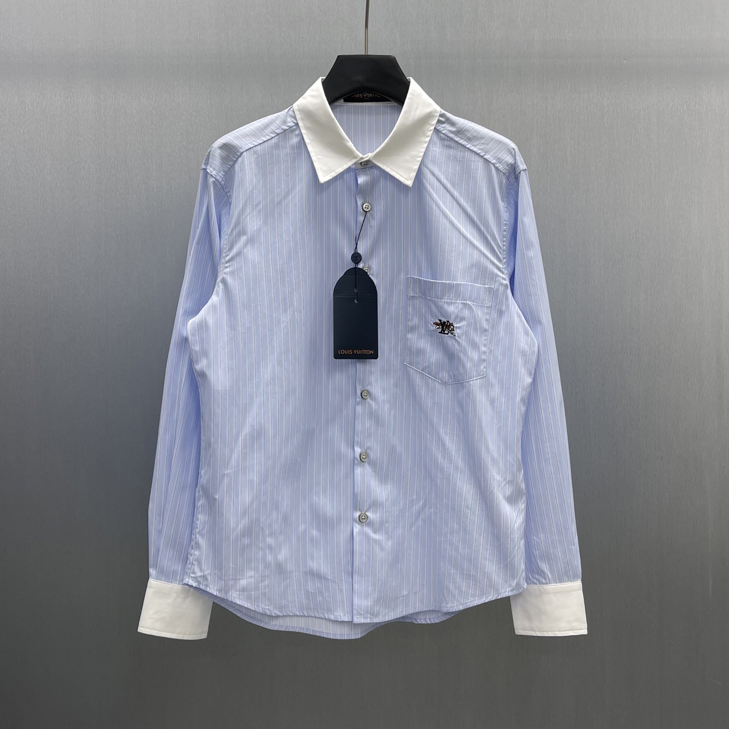 P210 🧧LU Camisa bordada a rayas azules y blancas TALLA: S-XL Cuando las clásicas rayas azules y blancas se combinan co…
