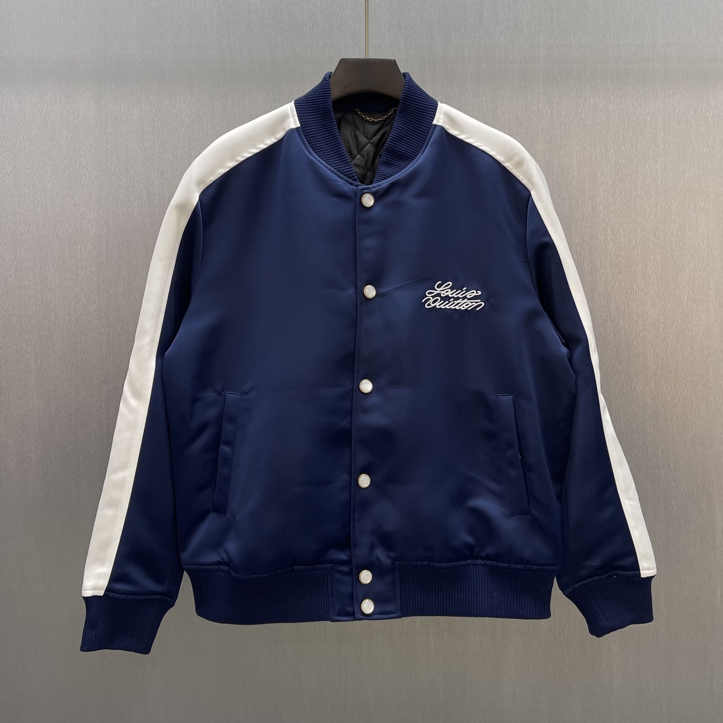 P360 🧧LU Chaqueta bordada con caballo del bosque Esta chaqueta Yokosuka está confeccionada en satén de seda técnico ba…