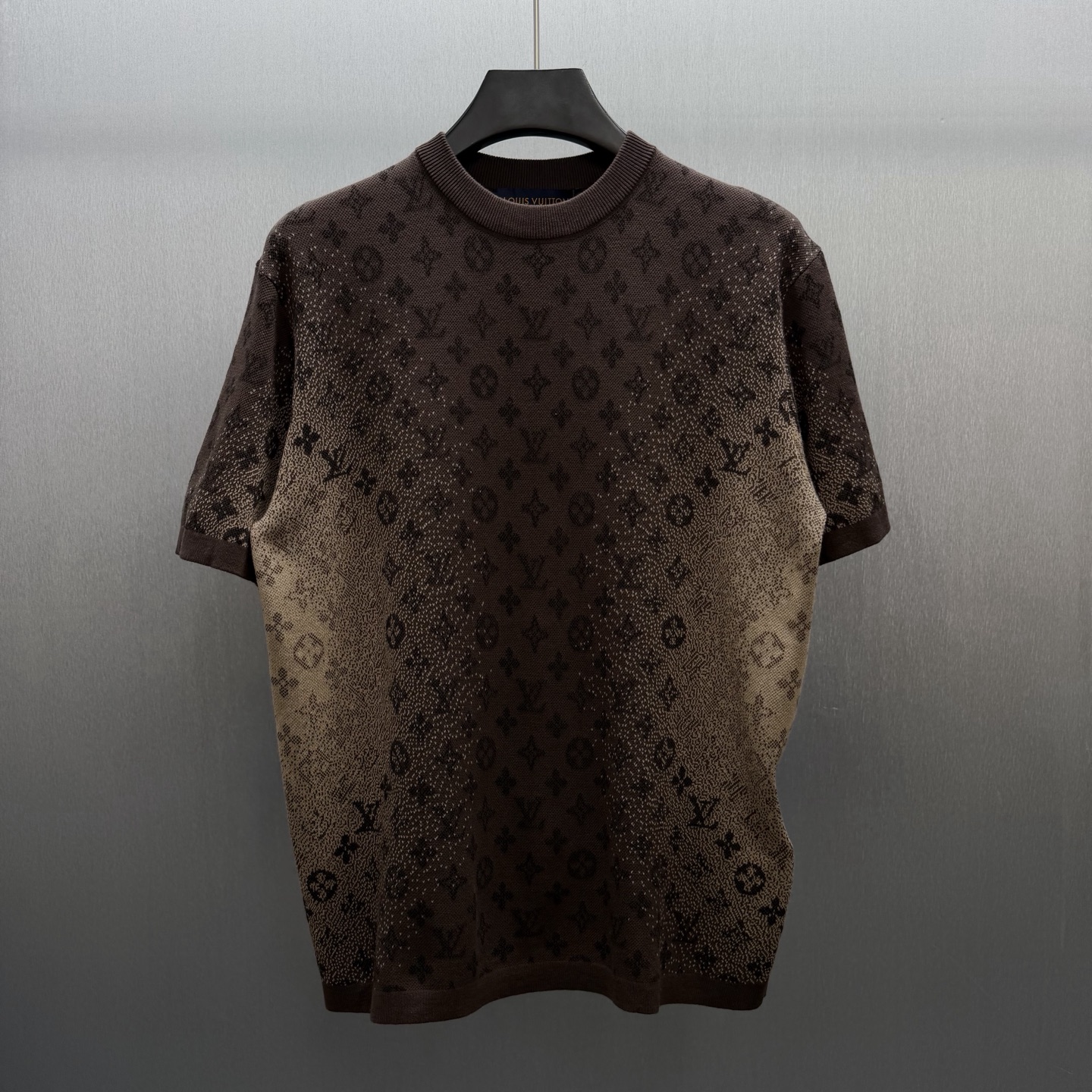 NO:735798,LU Twilight Phantom Coffee T Size: S-XL India's blazing sunshine and traditional dyeing techniques set the fashion tone of the 2026 spring and summer fashion show, and inspired the unique sun-kissed effect of this short-sleeved crew neck shirt. The cotton knitted fabric is covered with Faded Monogram jacquard texture, which creates a faded trompe l'oeil effect on the sleeves and sides, adding visual tension to daily wear.,,T-shirt,19860909LU 暮光幻影咖T Size : S-XL 印度的炽热阳光与传统染色工艺奠定2026春夏时装秀的时尚基调,并启发此款短袖圆领衫的别致日晒效果.棉质针织全幅铺陈 FadedMonogram 提花织纹,于衣袖和两侧上演褪色错视效果,为日常着装再添视觉张力.,,T-shirt,,Men's clothing