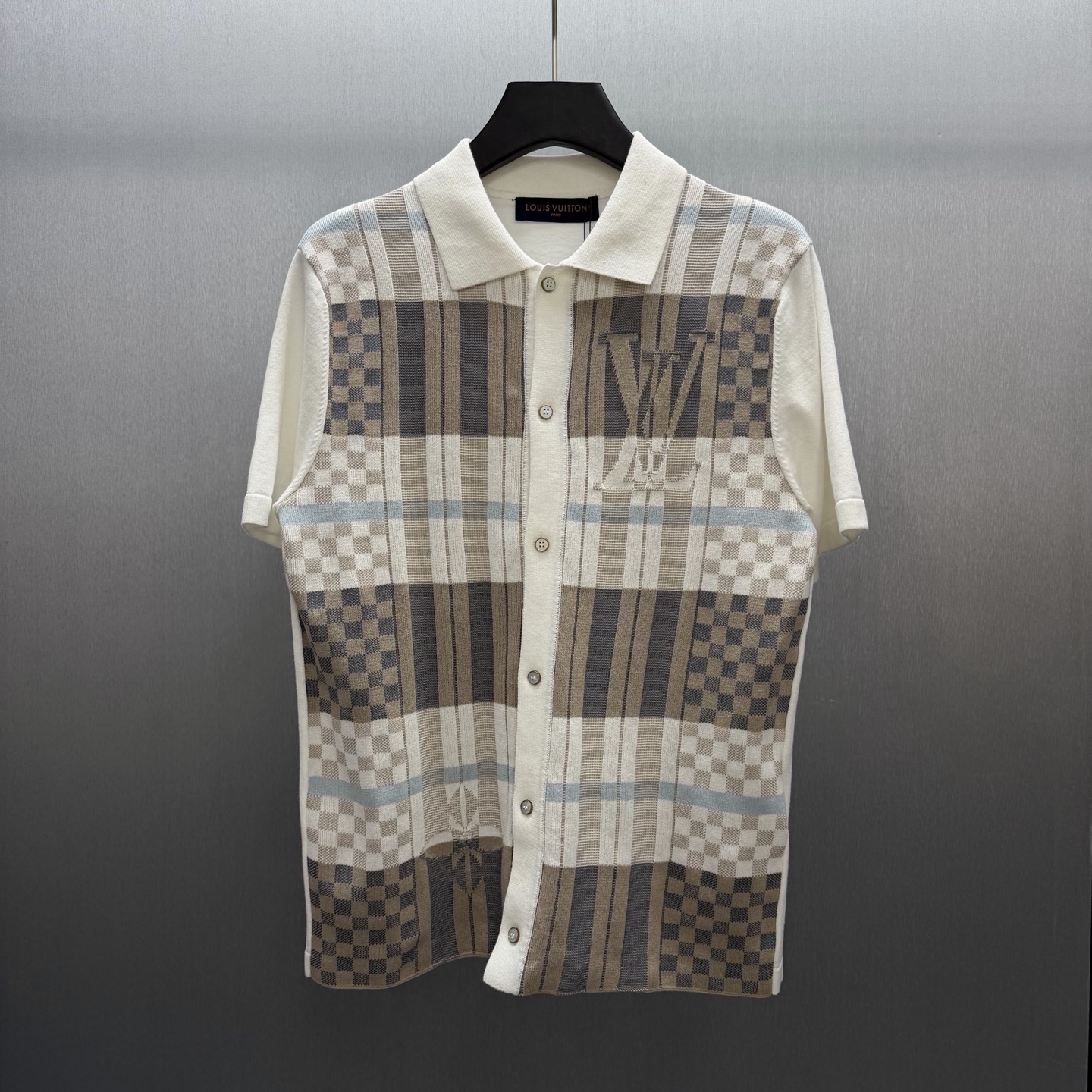 NO:735803,LU Plaid Jacquard Knit Polo Size: S-XL This cotton knitted short-sleeved shirt depicts a plaid jacquard on the front, complemented by the elegant colors of the 2026 spring and summer fashion show. Louis Vuitton elements are hidden between the patterns, and the knitted polo-style collar and pearlescent buttons add exquisite details.,,louis vuitton,shirts,T-shirt,19860909LU 格纹提花针织Polo Size : S-XL 本款棉质针织短袖衬衫为正面描绘格纹提花,辅以2026 春夏时装秀的淡雅色彩.路易威登元素藏于图案之间,针织马球衫式衣领和珠光纽扣再添工致细节.,,louis vuitton,shirts,T-shirt,,Men's clothing