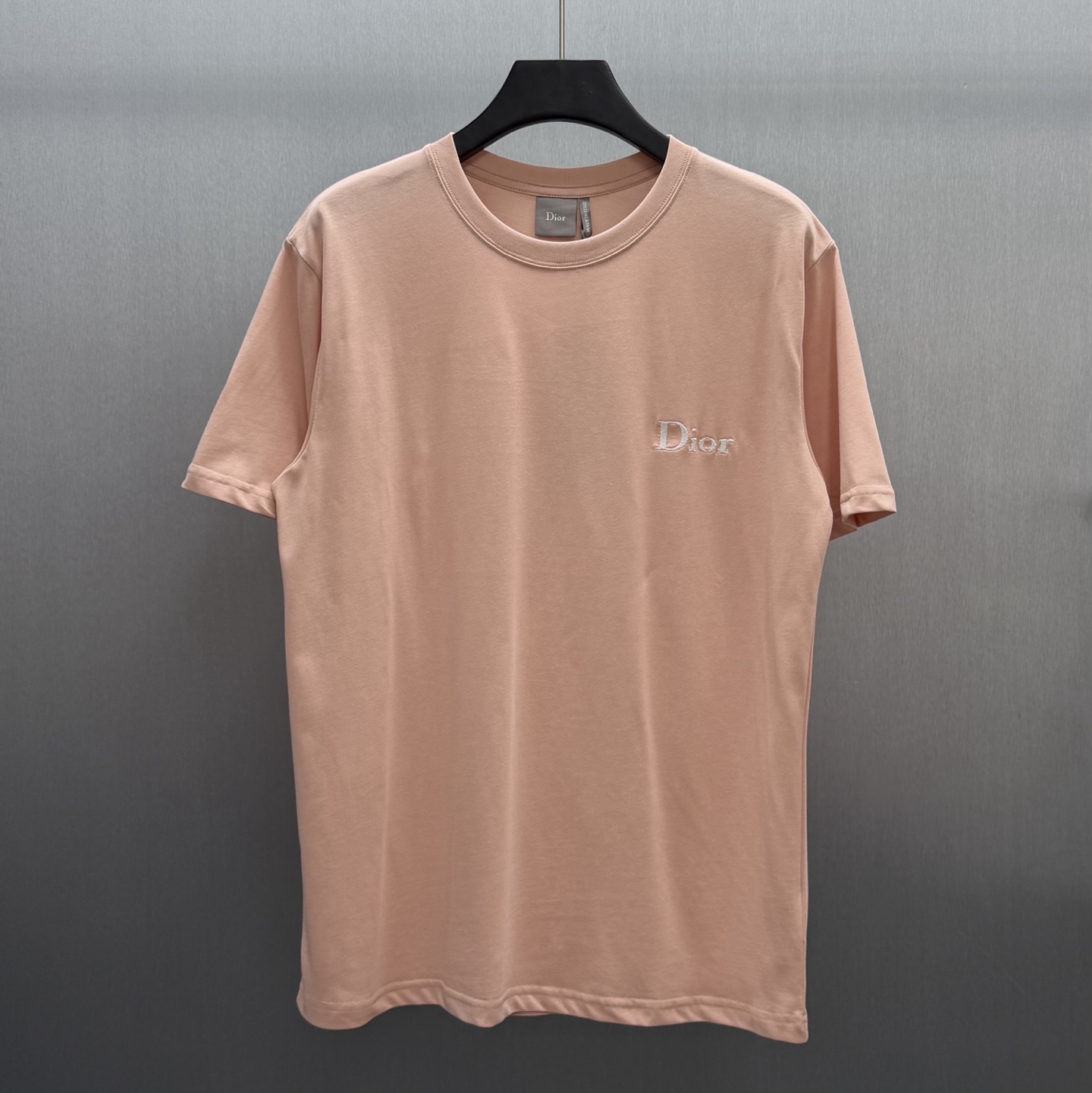 NO:735808,CD Embroidered Chest Dior Short T-shirt Size: S-XL This T-shirt is a new product of the 2026 summer men's collection. It was unveiled at Jonathan Anderson's first show for Dior. It is a classic item in the wardrobe. It is carefully made of pink cotton jersey fabric and decorated with Dior embroidery on the chest. The fashionable silhouette can be easily matched with all kinds of jeans or trousers.,, dior, jeans, tees, t-shirt,19860909CD 胸前刺绣Dior短T Size : S-XL 这款T恤是二零二六夏季男装系列新品,于乔纳森.安德森（一onathan Anderson）为 Dior 呈献的首场发布秀上亮相,是衣橱里的经典单品.采用粉色棉质平纹针织面料精心制作,胸前饰以Dior刺绣.时尚廓形,可与各式牛仔裤或长裤轻松搭配.,,dior,jeans,tees，t-shirt,,Men's clothing