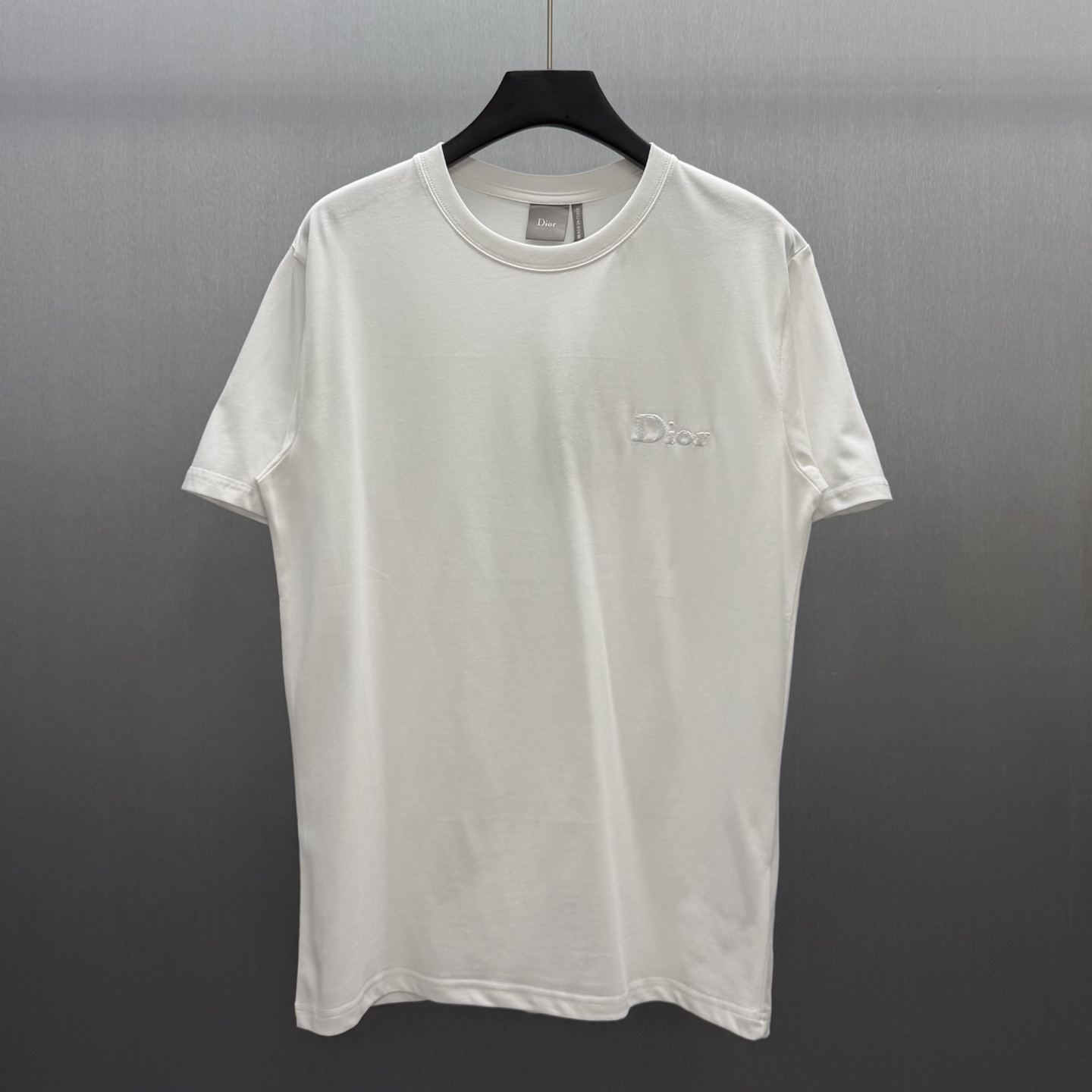 NO:735813,CD Embroidered Chest Dior Short T-shirt Size: S-XL This T-shirt is a new product of the 2026 summer men's collection. It was unveiled at Jonathan Anderson's first show for Dior. It is a classic item in the wardrobe. It is carefully made of white cotton jersey fabric and decorated with Dior embroidery on the chest. The fashionable silhouette can be easily matched with all kinds of jeans or trousers.,, dior, jeans, tees, t-shirt,19860909CD 胸前刺绣Dior短T Size : S-XL 这款T恤是二零二六夏季男装系列新品,于乔纳森.安德森（一onathan Anderson）为 Dior 呈献的首场发布秀上亮相,是衣橱里的经典单品.采用白色棉质平纹针织面料精心制作,胸前饰以Dior刺绣.时尚廓形,可与各式牛仔裤或长裤轻松搭配.,,dior,jeans,tees，t-shirt,,Men's clothing