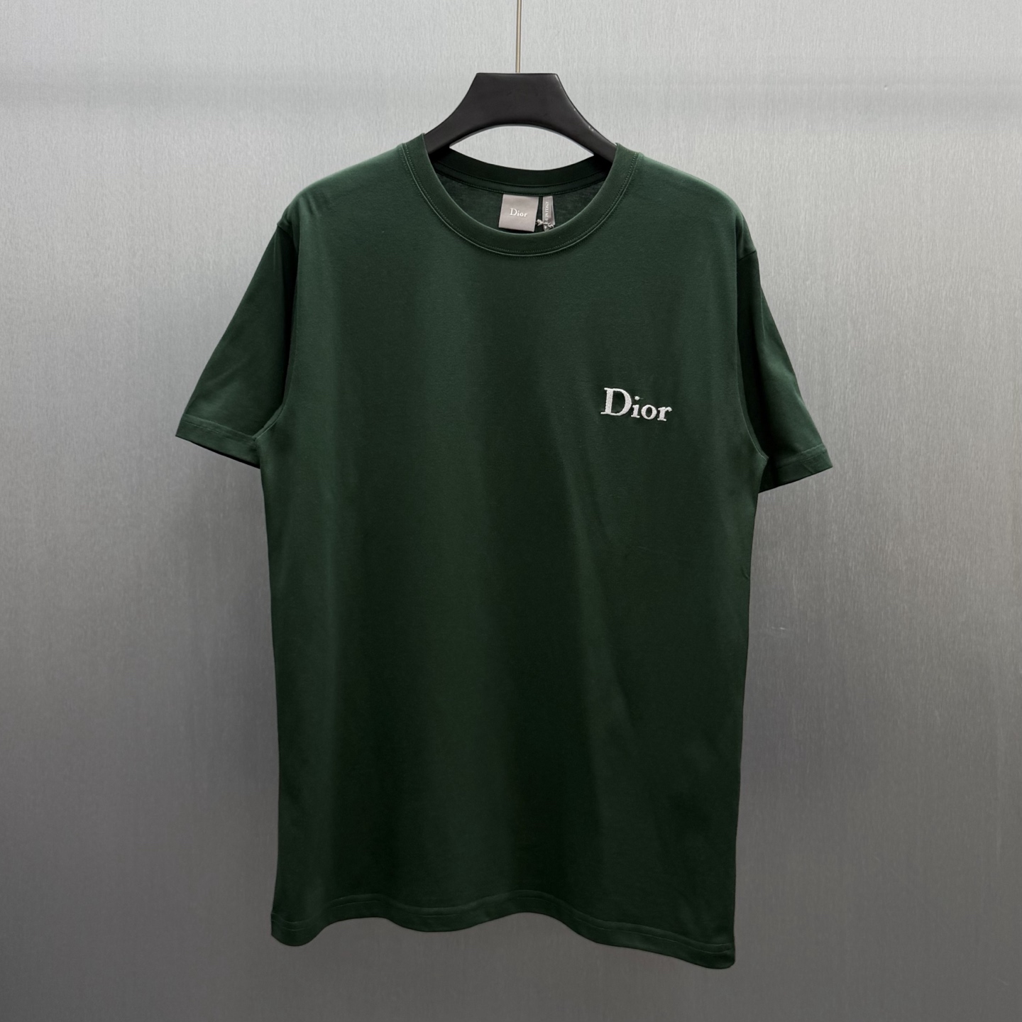 NO:735766,CD Embroidered Chest Dior Short T-shirt Size: S-XL This T-shirt is a new product of the 2026 summer men's wear series. It was unveiled at Jonathan Anderson's first show for Dior. It is a classic item in the wardrobe. It is carefully made of green cotton jersey fabric and decorated with Dior embroidery on the chest. The fashionable silhouette can be easily matched with all kinds of jeans or trousers.,,dior,jeans,tees,t-shirt,19860909CD 胸前刺绣Dior短T Size : S-XL 这款T恤是二零二六夏季男装系列新品,于乔纳森.安德森（一onathan Anderson）为 Dior 呈献的首场发布秀上亮相,是衣橱里的经典单品.采用绿色棉质平纹针织面料精心制作,胸前饰以Dior刺绣.时尚廓形,可与各式牛仔裤或长裤轻松搭配.,,dior,jeans,tees，t-shirt,,Men's clothing