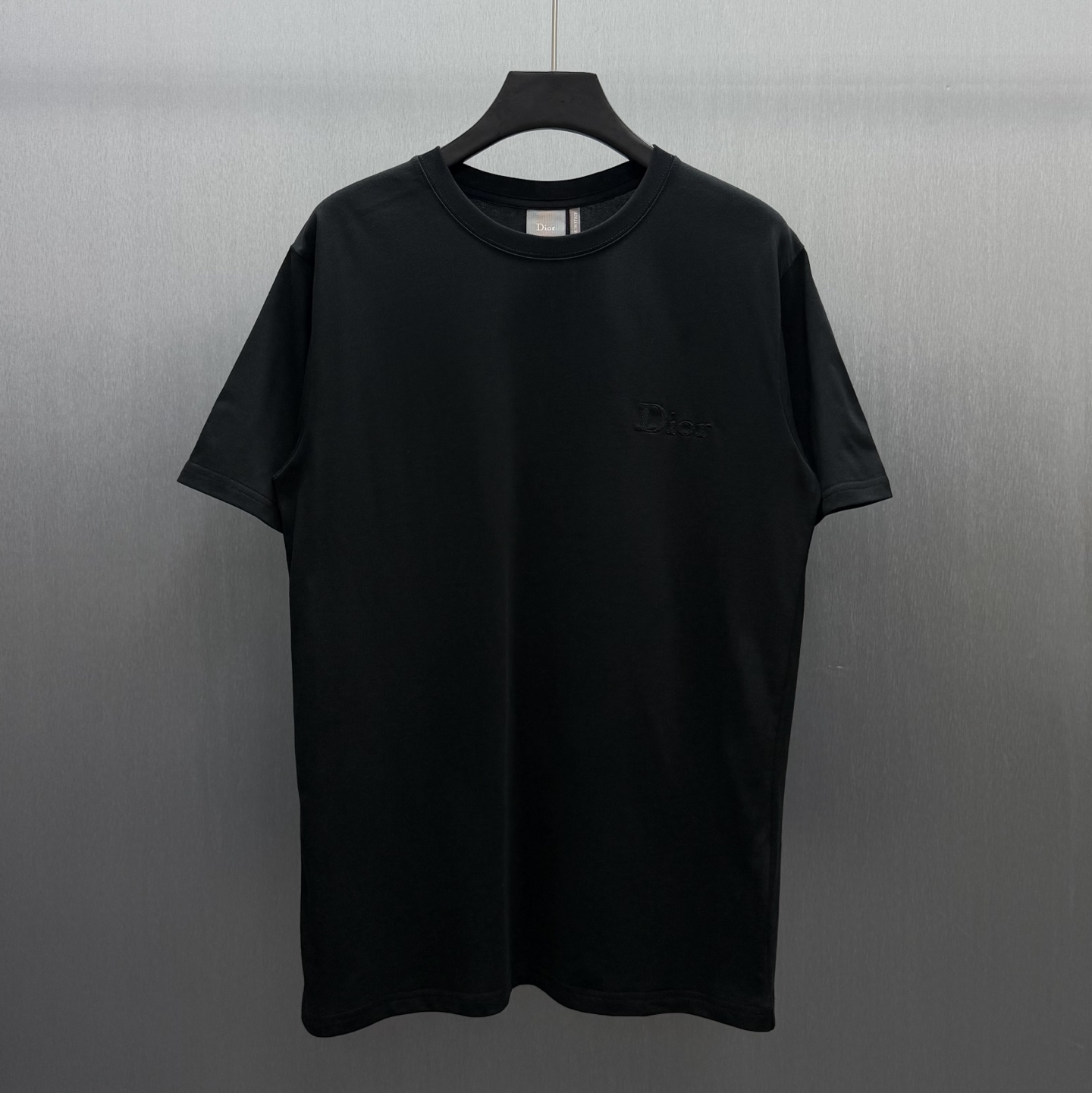 NO:735772,CD Embroidered Chest Dior Short T-shirt Size: S-XL This T-shirt is a new product of the 2026 summer men's collection. It was unveiled at Jonathan Anderson's first show for Dior. It is a classic item in the wardrobe. It is carefully made of black cotton jersey fabric and decorated with Dior embroidery on the chest. The fashionable silhouette can be easily matched with all kinds of jeans or trousers.,,dior,jeans,tees,t-shirt,19860909CD 胸前刺绣Dior短T Size : S-XL 这款T恤是二零二六夏季男装系列新品,于乔纳森.安德森（一onathan Anderson）为 Dior 呈献的首场发布秀上亮相,是衣橱里的经典单品.采用黑色棉质平纹针织面料精心制作,胸前饰以Dior刺绣.时尚廓形,可与各式牛仔裤或长裤轻松搭配.,,dior,jeans,tees，t-shirt,,Men's clothing