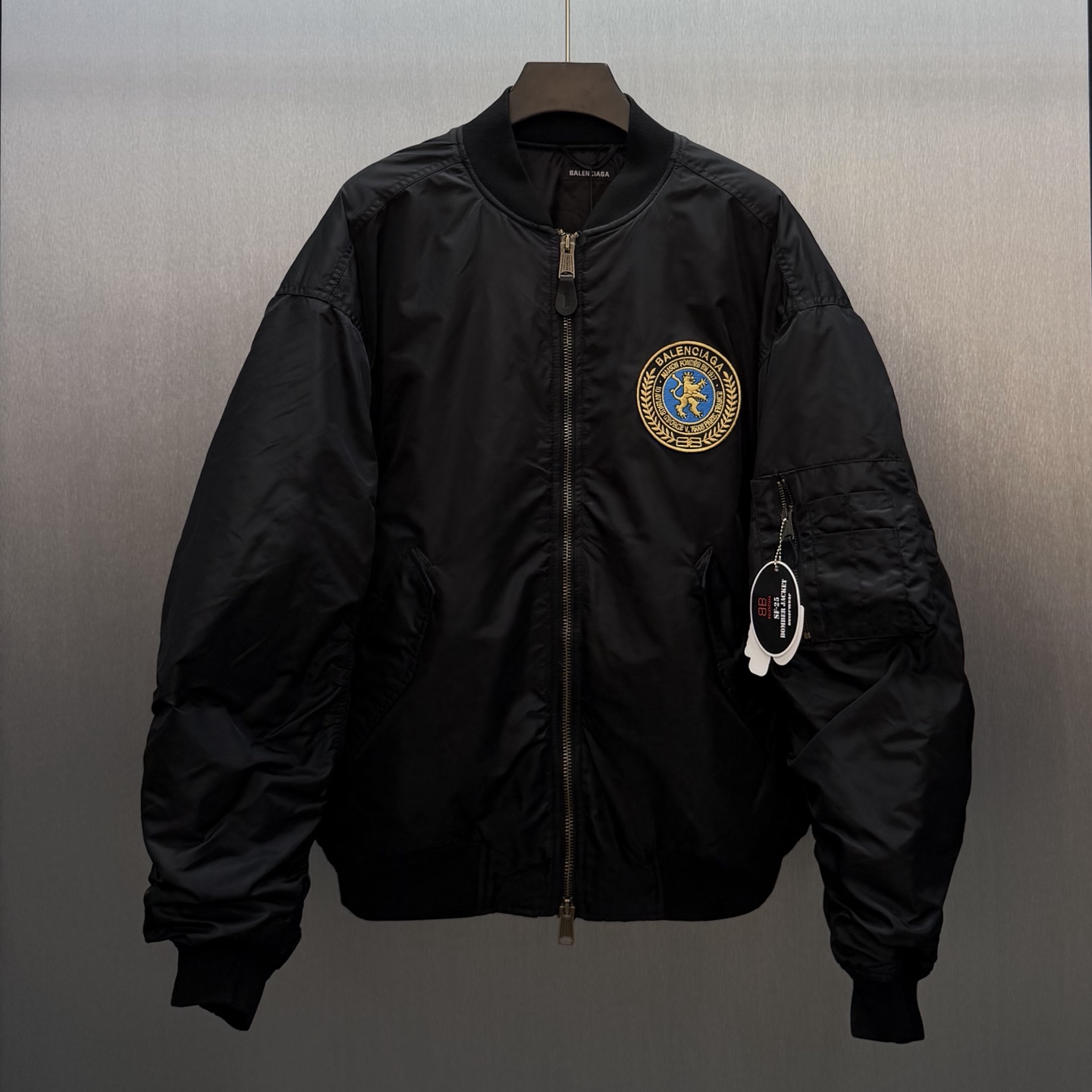 P355 B Paris chaqueta de aviador con bordado de insignias Talla: S-XL Balenciaga chaqueta de aviador negra, bordado de …
