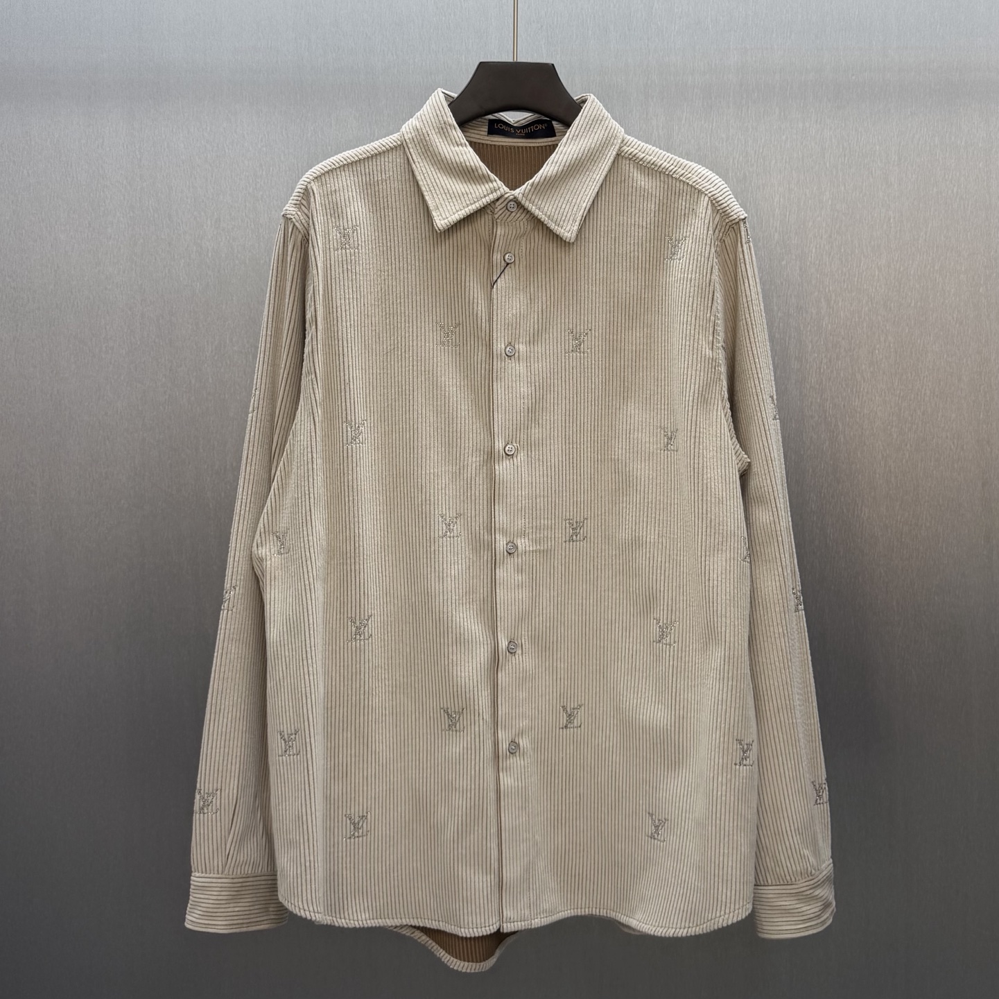 P295 LU Camisa de pana de manga larga con adornos Talla: S-XL Esta camisa está confeccionada en pana suave para crear u…