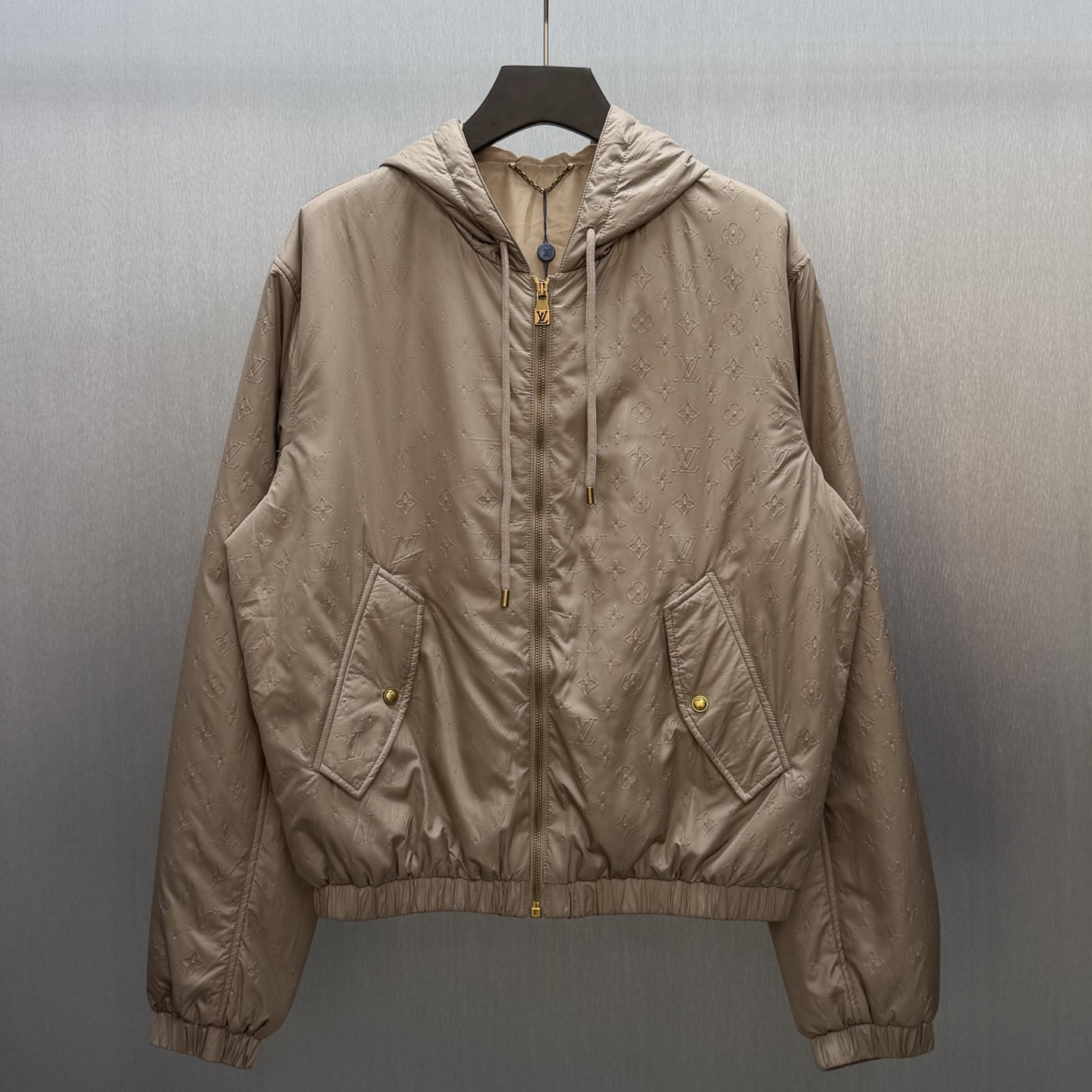 P285 LU Chaqueta con capucha totalmente acolchada Talla: S-XL Esta chaqueta cortavientos con capucha renueva el diseño …