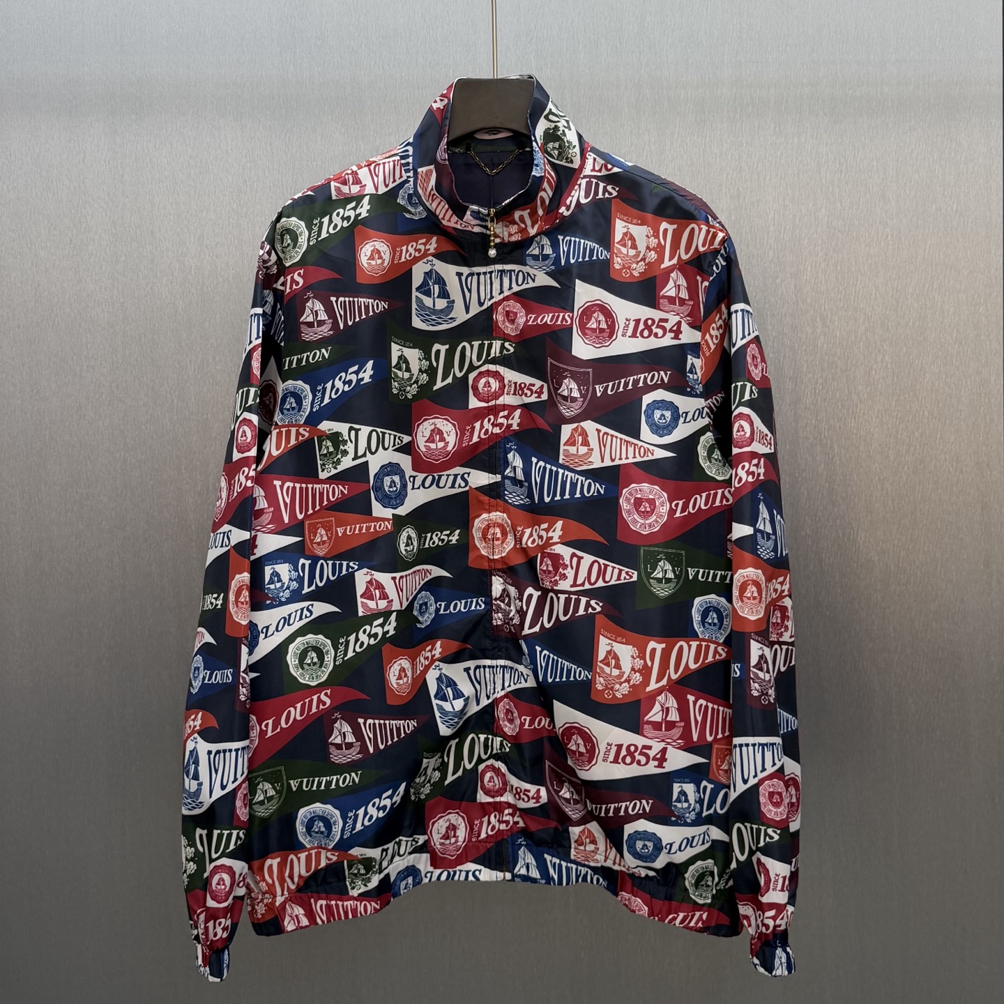 Chaqueta cortavientos con estampado de banderín P300 LU Talla: S-XL Esta chaqueta cortavientos está confeccionada en te…