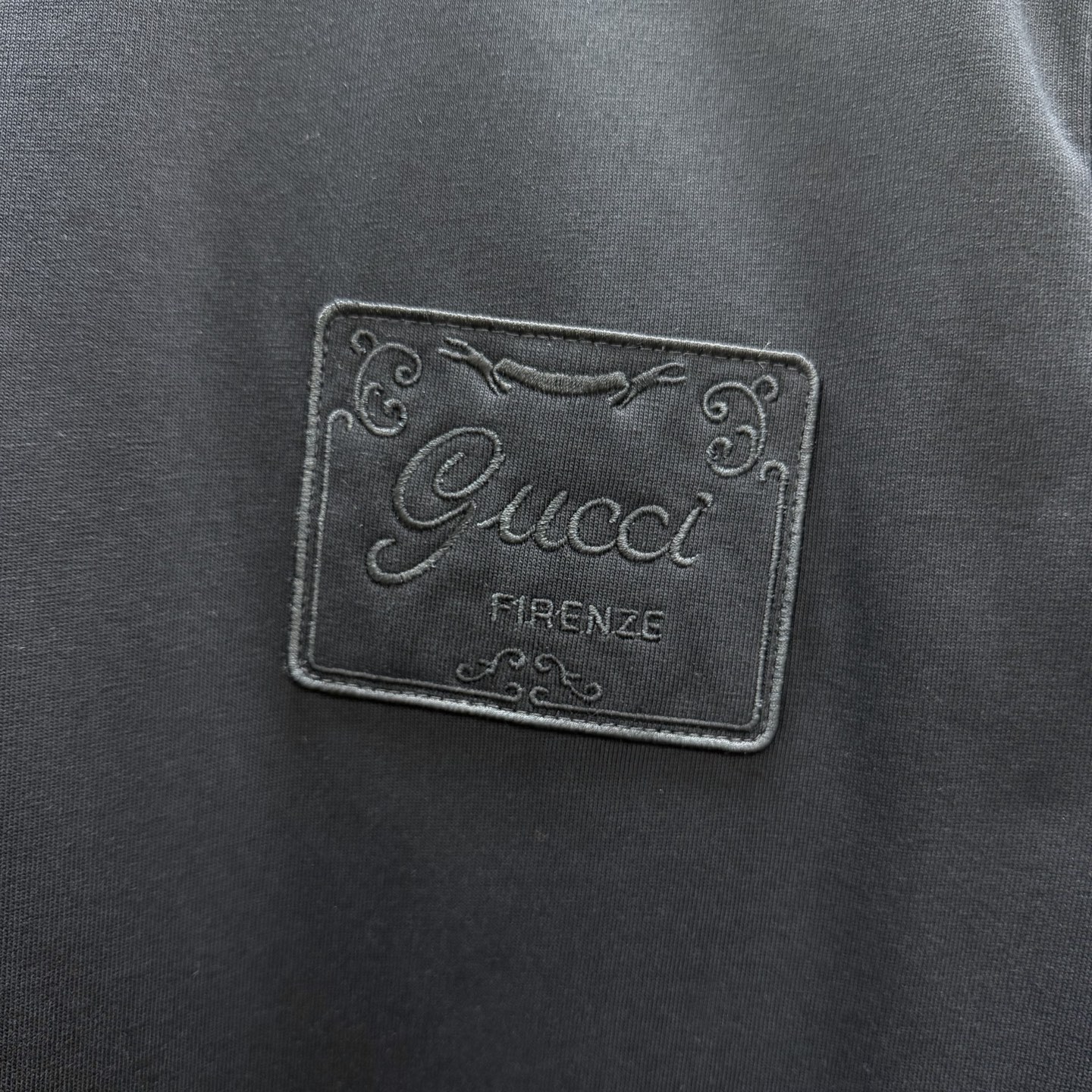 Gucci 典藏标识"Gucci Firenze Since 1921"经由不同工艺焕新演绎