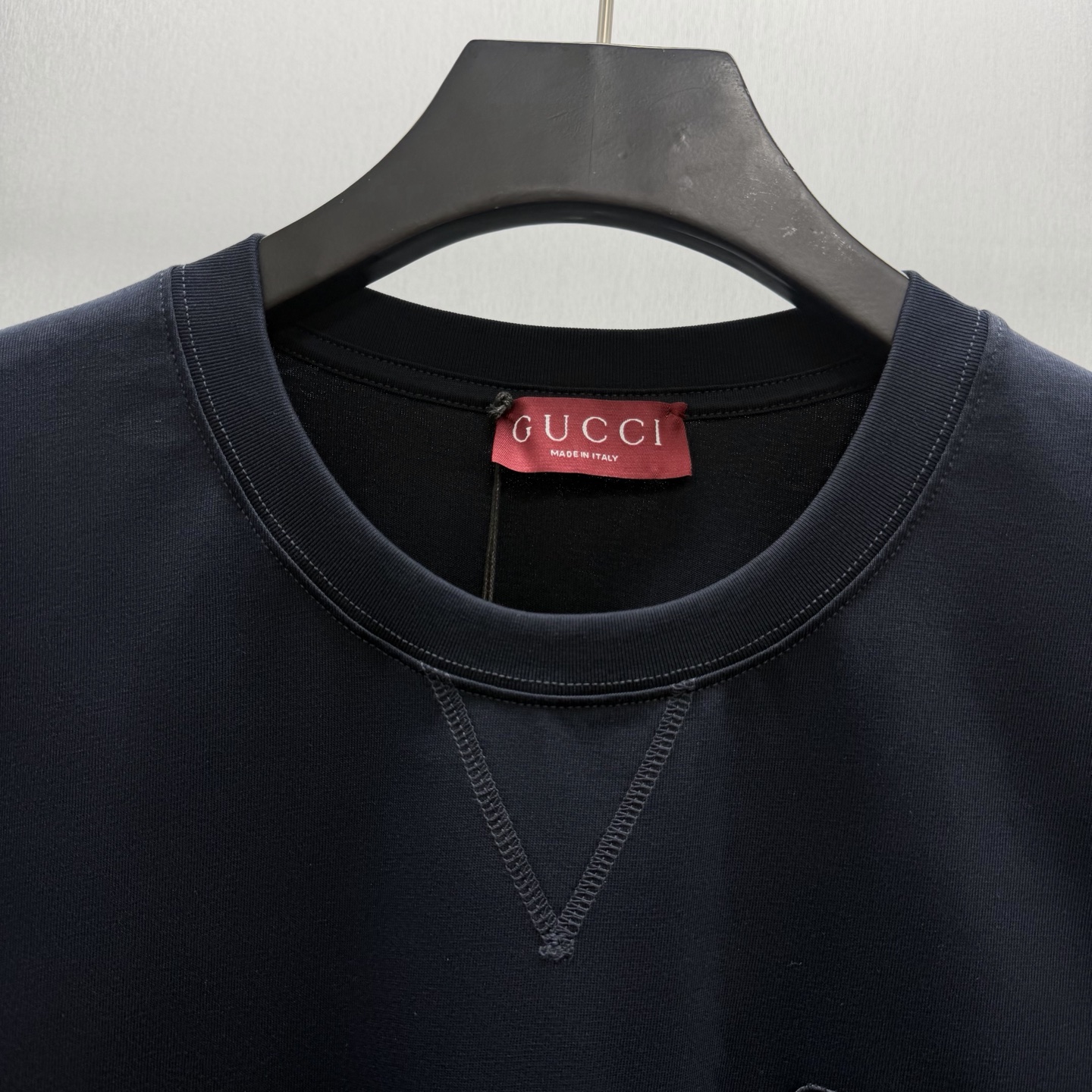 Gucci 典藏标识"Gucci Firenze Since 1921"经由不同工艺焕新演绎