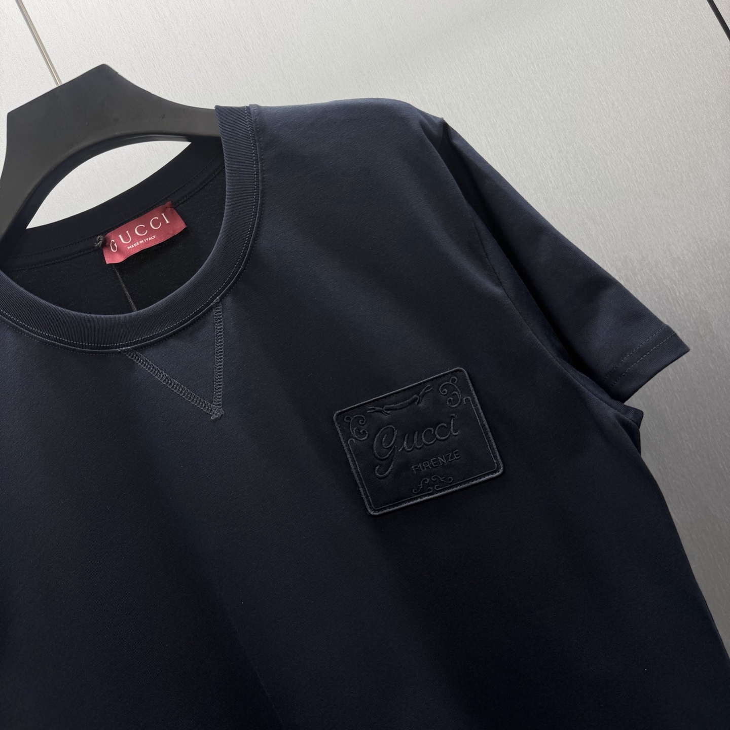 Gucci 典藏标识"Gucci Firenze Since 1921"经由不同工艺焕新演绎