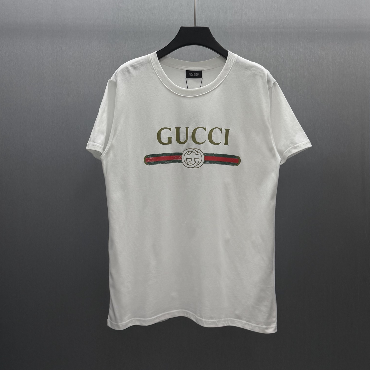 Gucci 隆重推出2026春夏系列 这款款式灵感源自LaFamiglia的”书呆子”风格