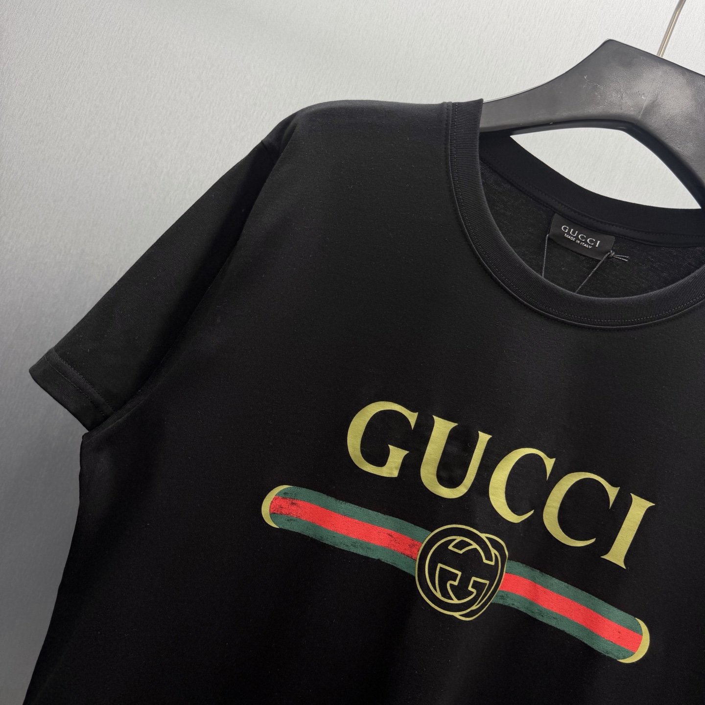 Gucci 隆重推出2026春夏系列 这款款式灵感源自LaFamiglia的”书呆子”风格