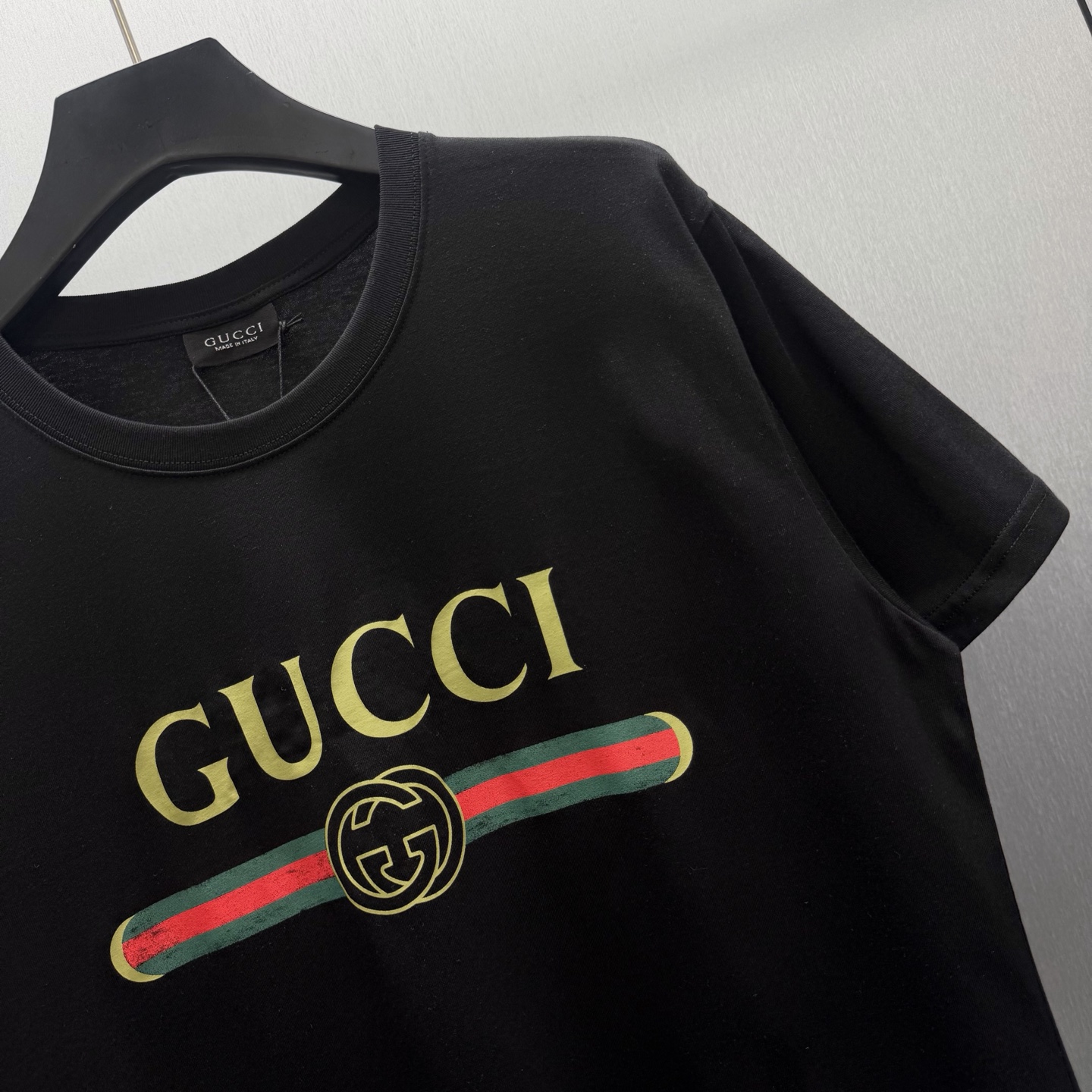Gucci 隆重推出2026春夏系列 这款款式灵感源自LaFamiglia的”书呆子”风格