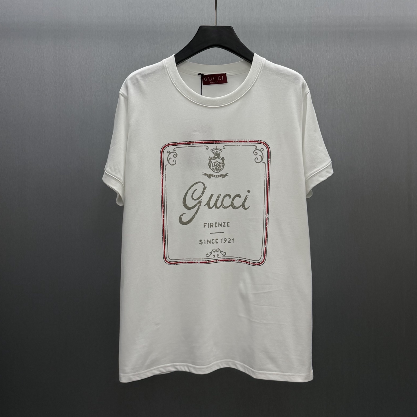 Gucci 典藏标识"Gucci Firenze Since 1921"经由不同工艺焕新演绎