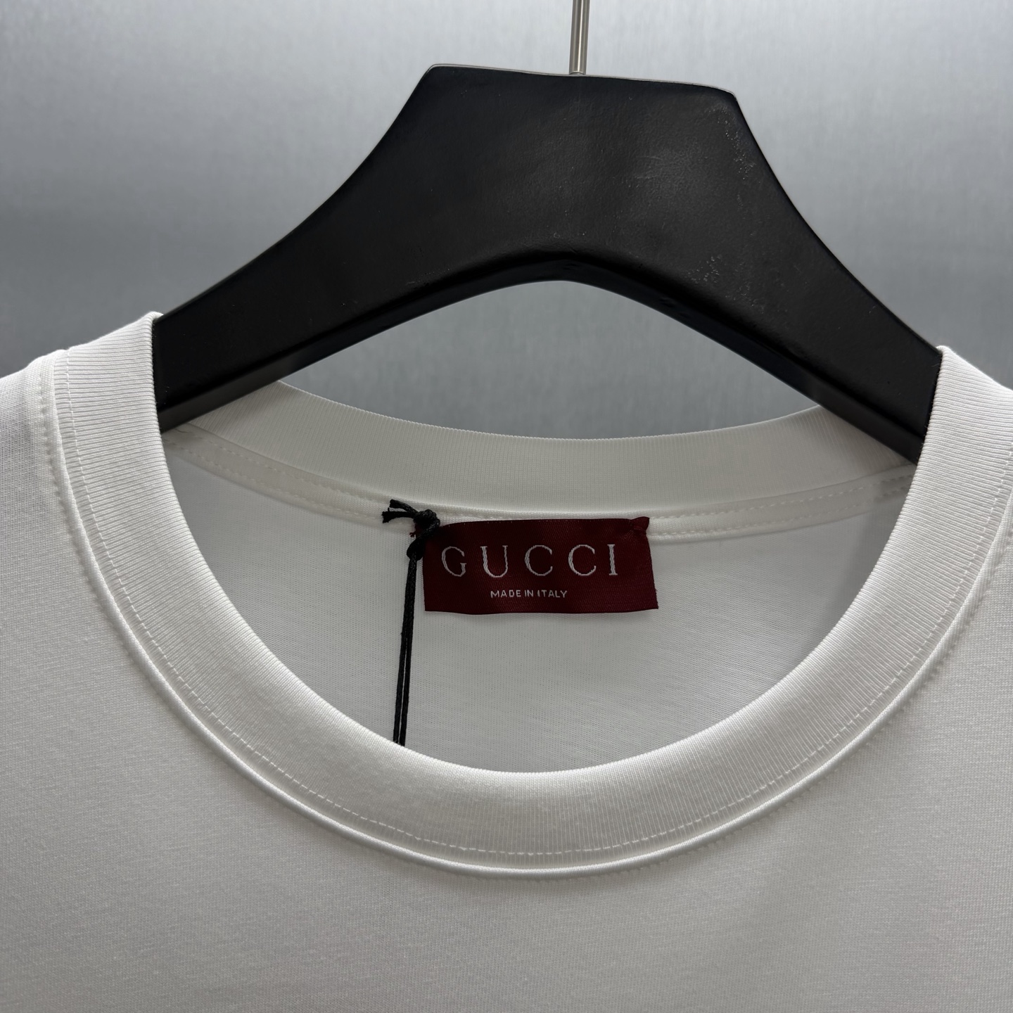 Gucci 典藏标识"Gucci Firenze Since 1921"经由不同工艺焕新演绎