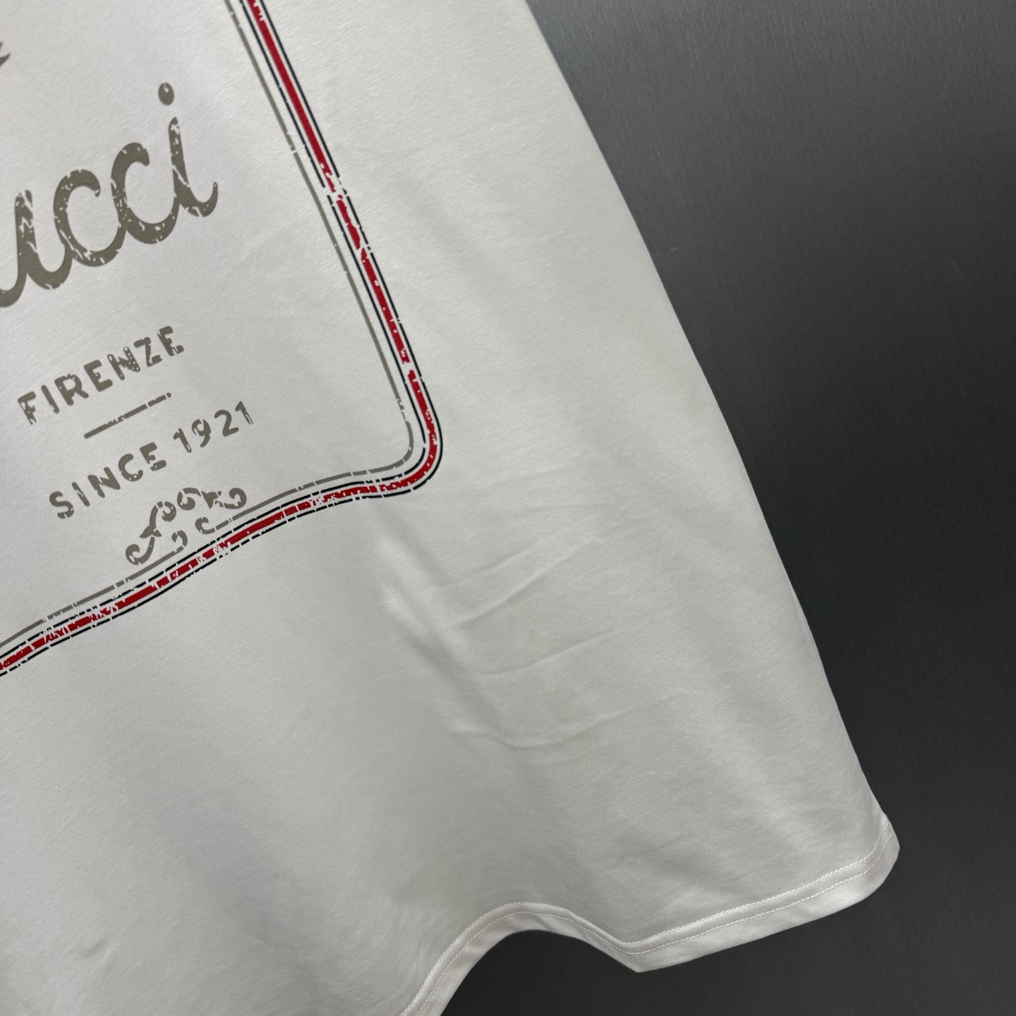 Gucci 典藏标识"Gucci Firenze Since 1921"经由不同工艺焕新演绎