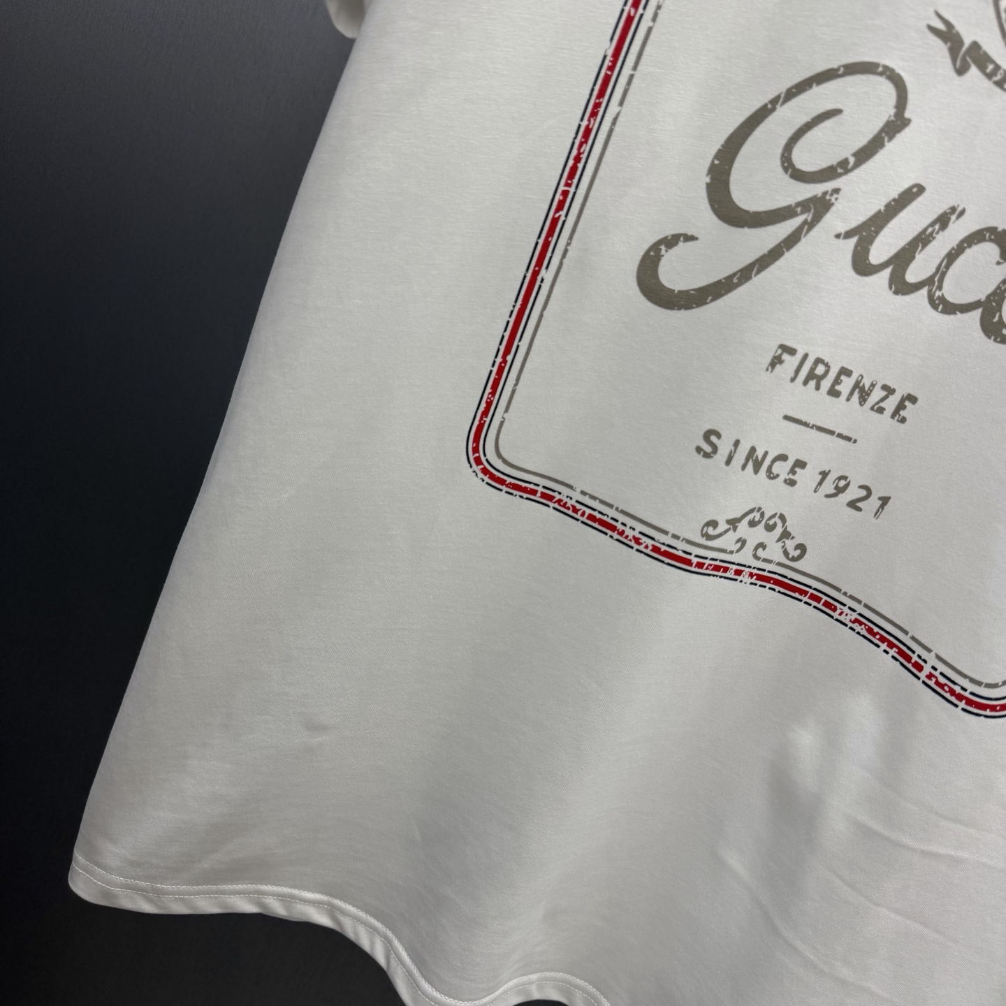 Gucci 典藏标识"Gucci Firenze Since 1921"经由不同工艺焕新演绎