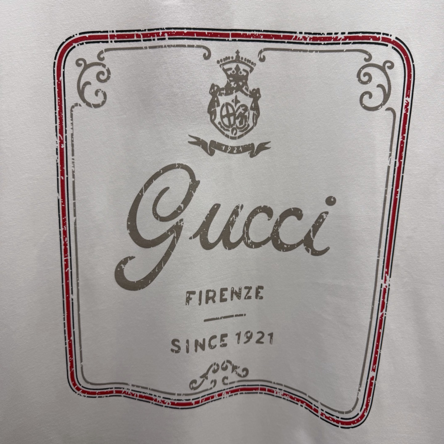 Gucci 典藏标识"Gucci Firenze Since 1921"经由不同工艺焕新演绎