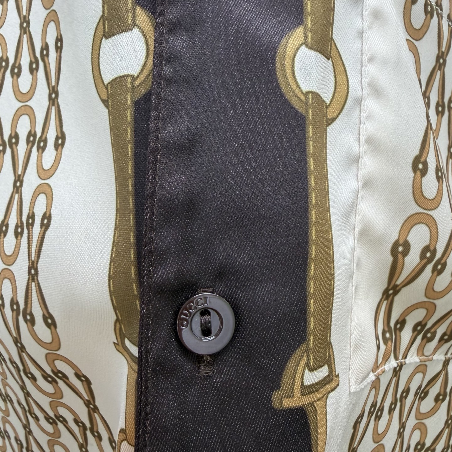 Gucci 品牌元素巧妙融入廓形、面料与工艺 延续品牌传承底蕴 诠释当代美学 这款保龄球衫甄选斜纹桑蚕丝打造