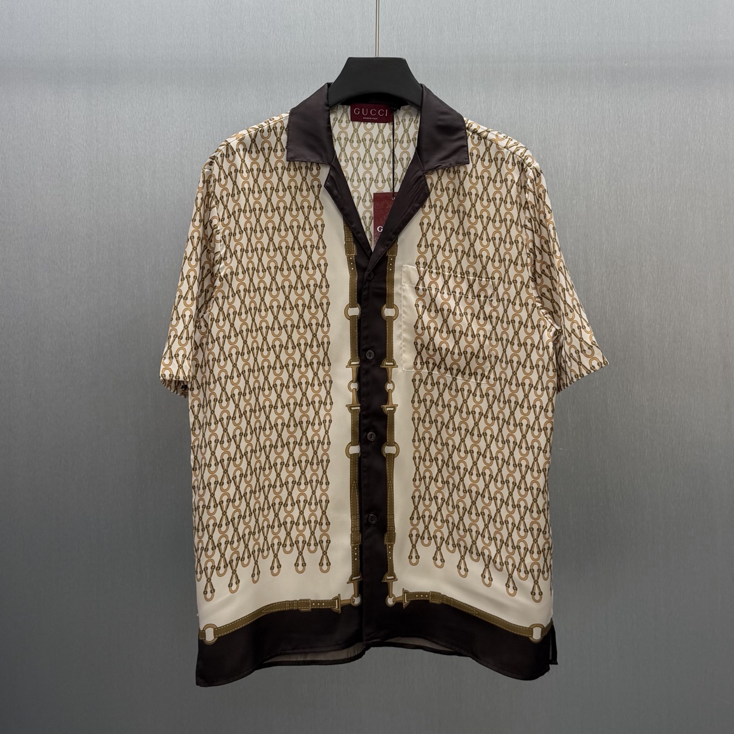 Gucci 品牌元素巧妙融入廓形、面料与工艺 延续品牌传承底蕴 诠释当代美学 这款保龄球衫甄选斜纹桑蚕丝打造