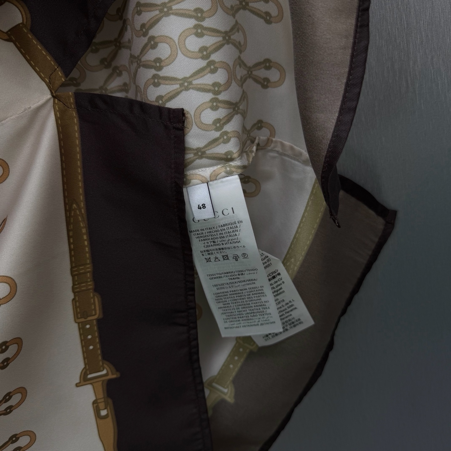 Gucci 品牌元素巧妙融入廓形、面料与工艺 延续品牌传承底蕴 诠释当代美学 这款保龄球衫甄选斜纹桑蚕丝打造