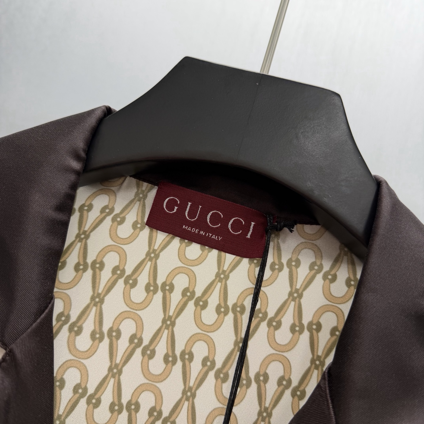 Gucci 品牌元素巧妙融入廓形、面料与工艺 延续品牌传承底蕴 诠释当代美学 这款保龄球衫甄选斜纹桑蚕丝打造