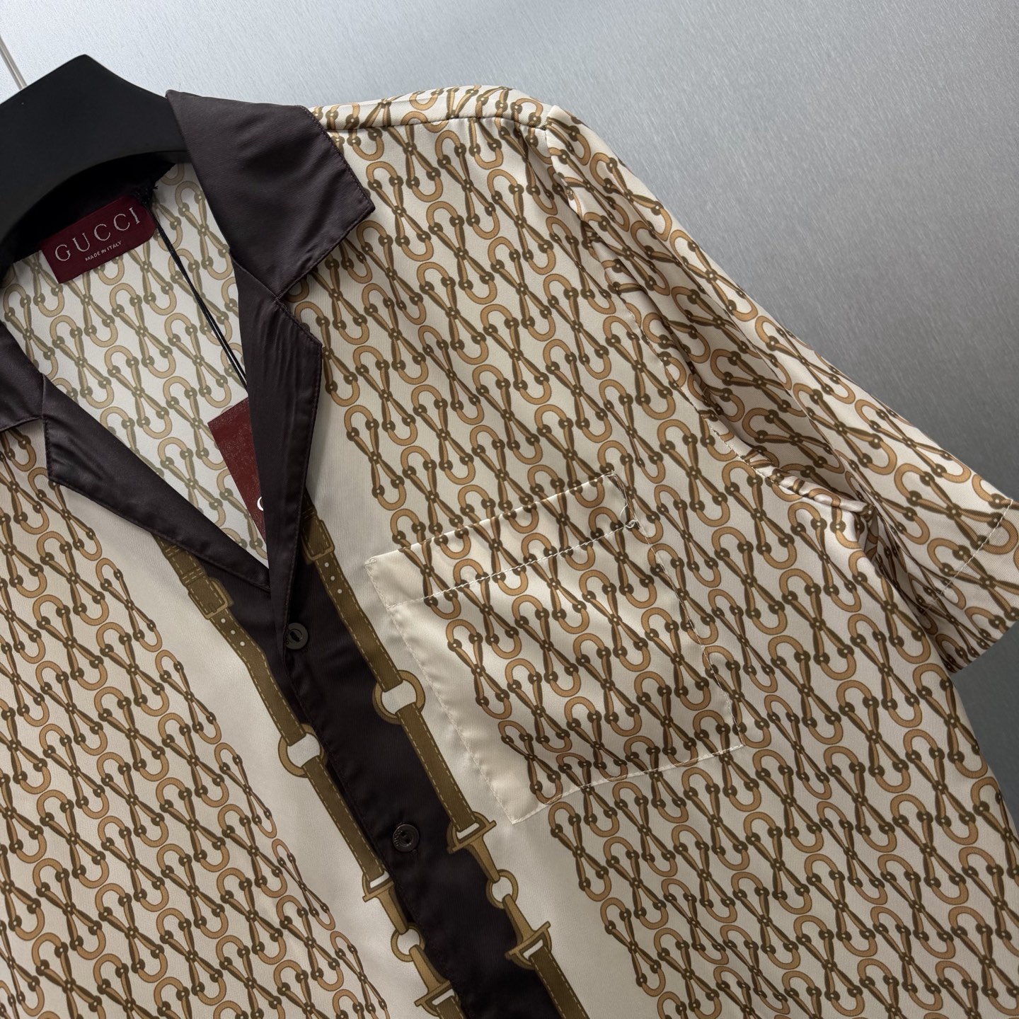 Gucci 品牌元素巧妙融入廓形、面料与工艺 延续品牌传承底蕴 诠释当代美学 这款保龄球衫甄选斜纹桑蚕丝打造