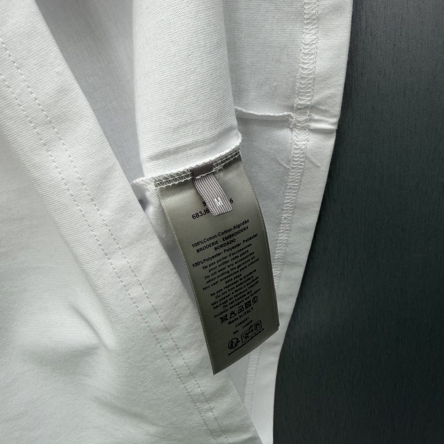 Dior 这款T恤是二零二六夏季男装系列新品 是展现 Dior精湛工艺的典范之作 采用黑色棉质平纹针织面料精心制作