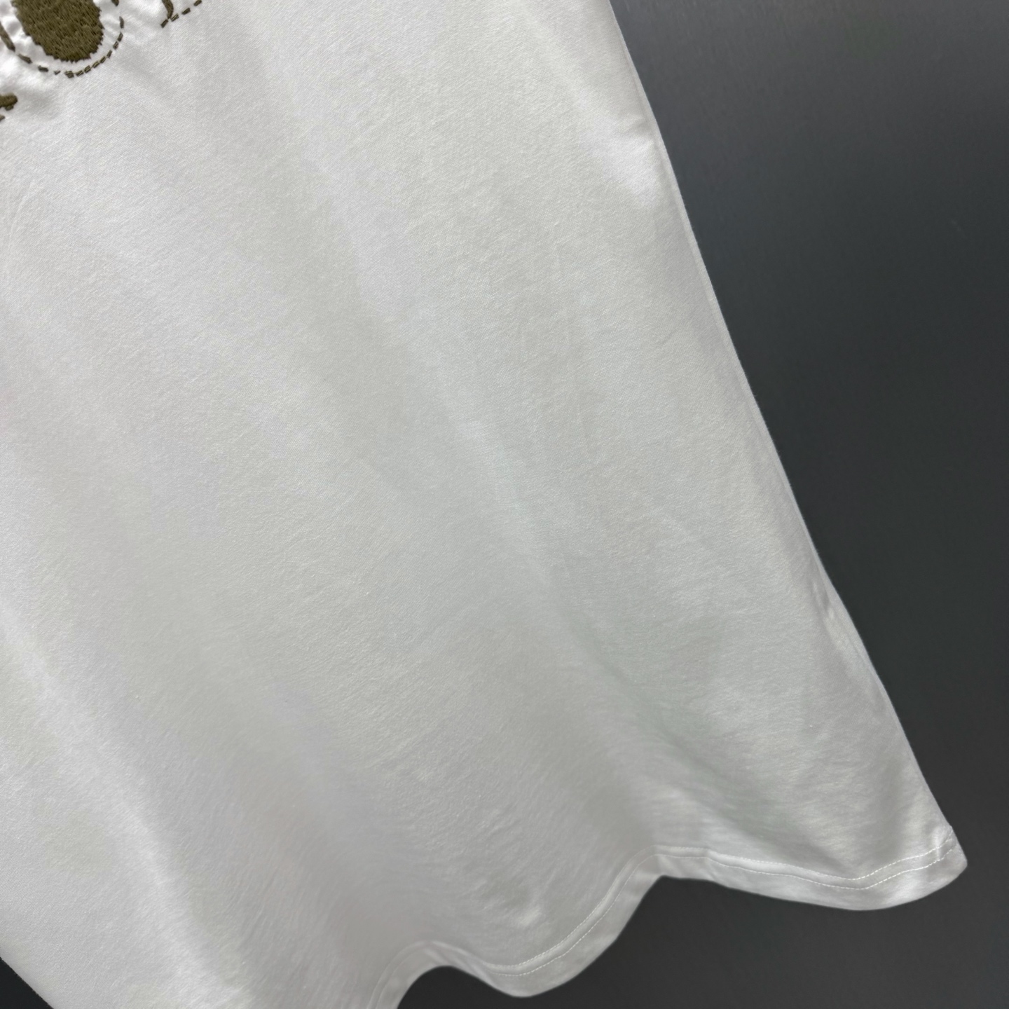 Dior 这款T恤是二零二六夏季男装系列新品 是展现 Dior精湛工艺的典范之作 采用黑色棉质平纹针织面料精心制作
