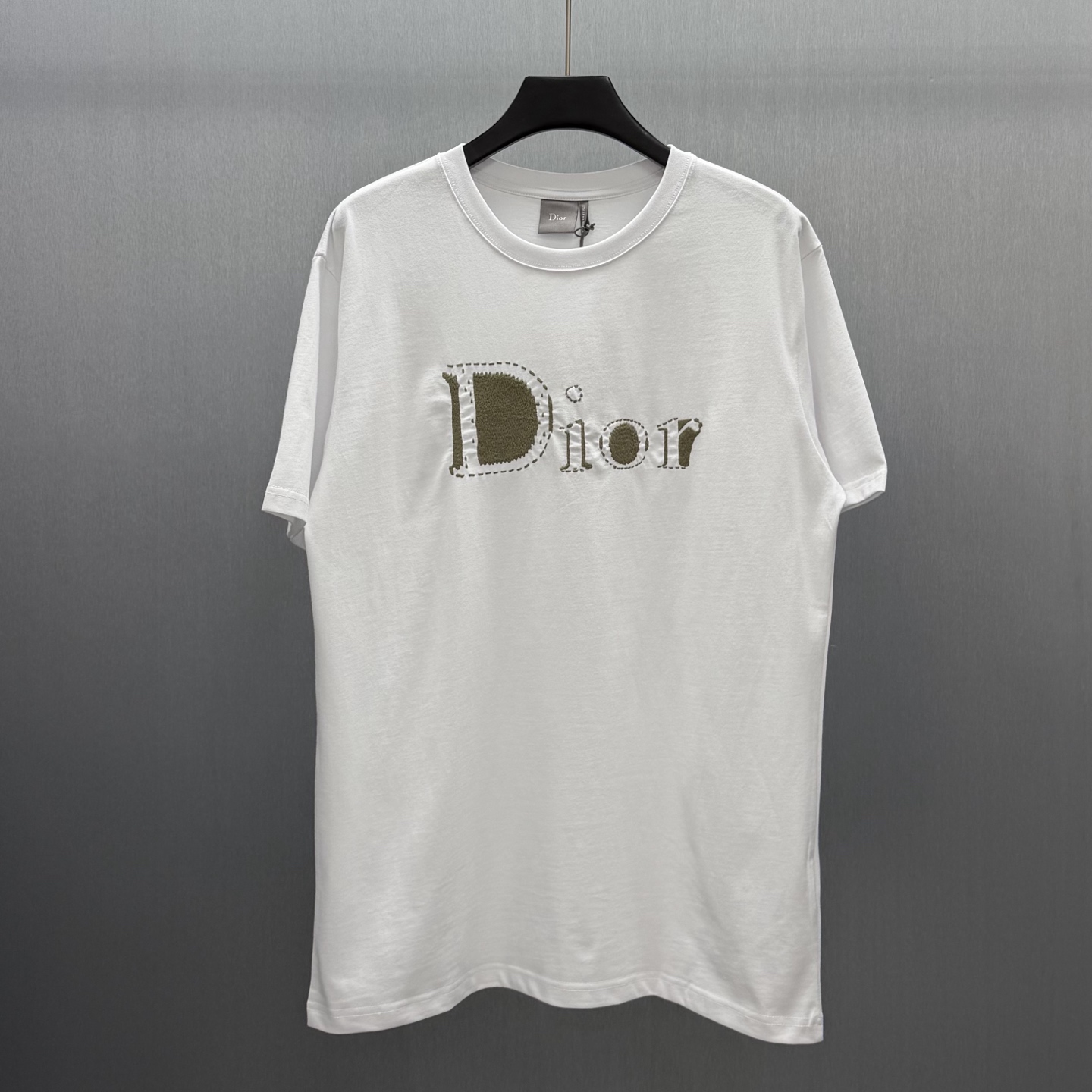 Dior 这款T恤是二零二六夏季男装系列新品 是展现 Dior精湛工艺的典范之作 采用黑色棉质平纹针织面料精心制作