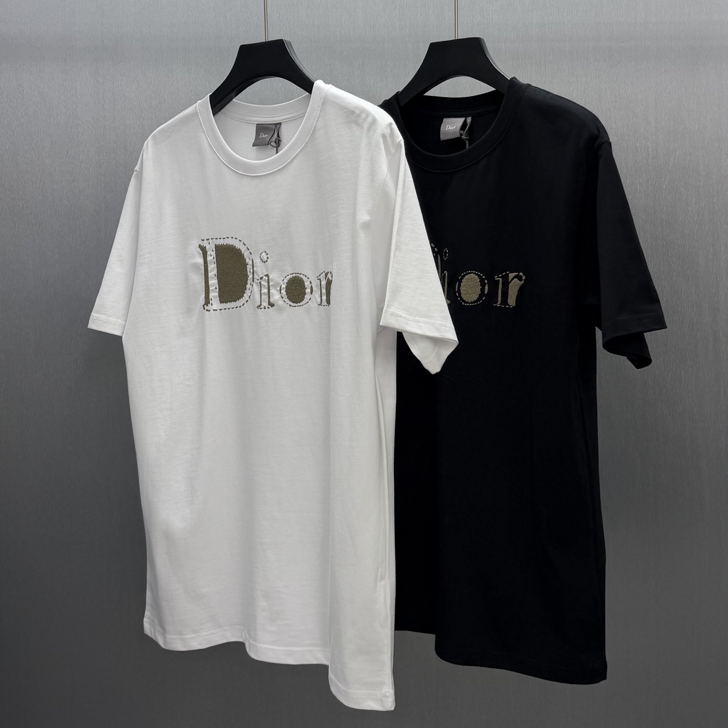 Dior 这款T恤是二零二六夏季男装系列新品 是展现 Dior精湛工艺的典范之作 采用黑色棉质平纹针织面料精心制作