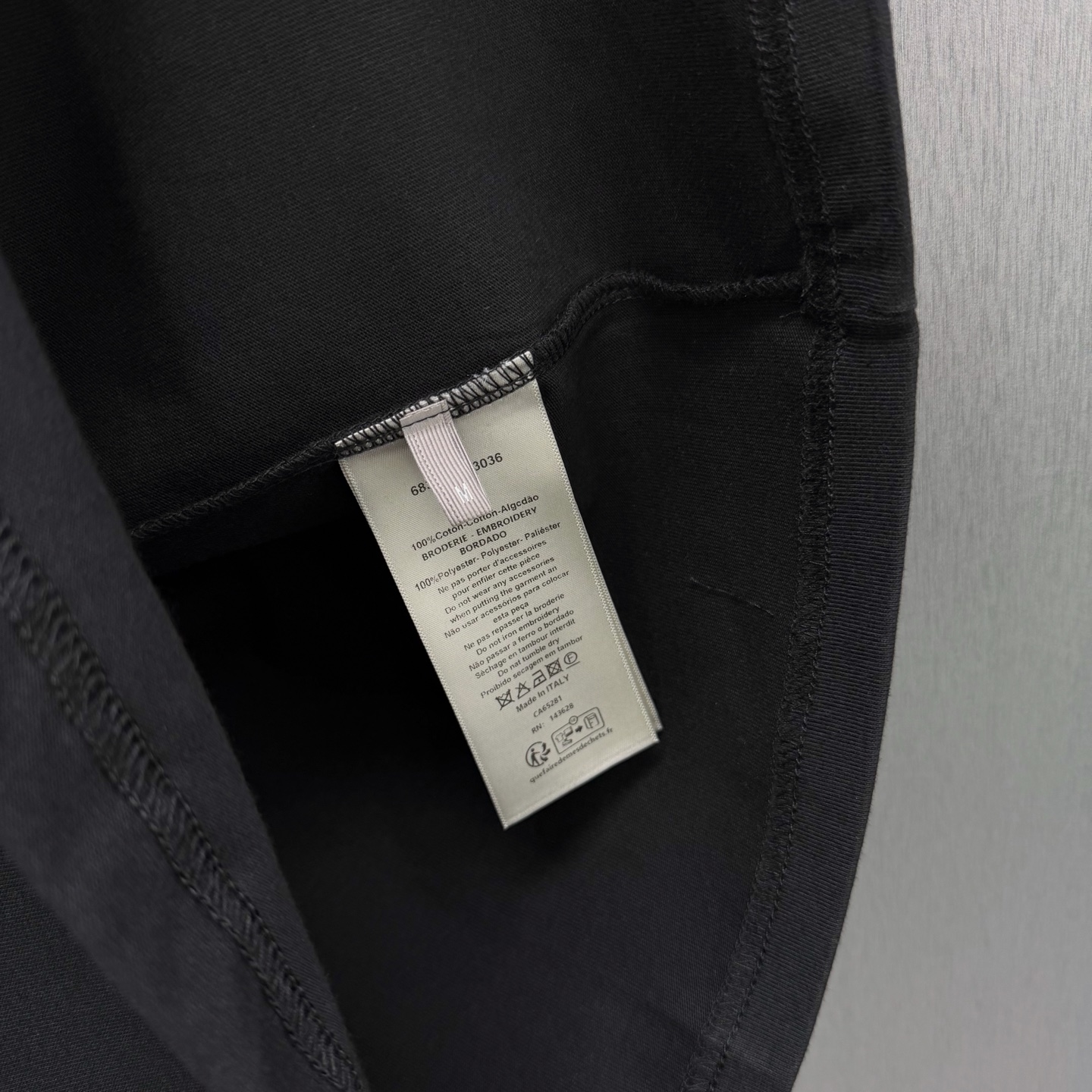 Dior 这款T恤是二零二六夏季男装系列新品 是展现 Dior精湛工艺的典范之作 采用黑色棉质平纹针织面料精心制作
