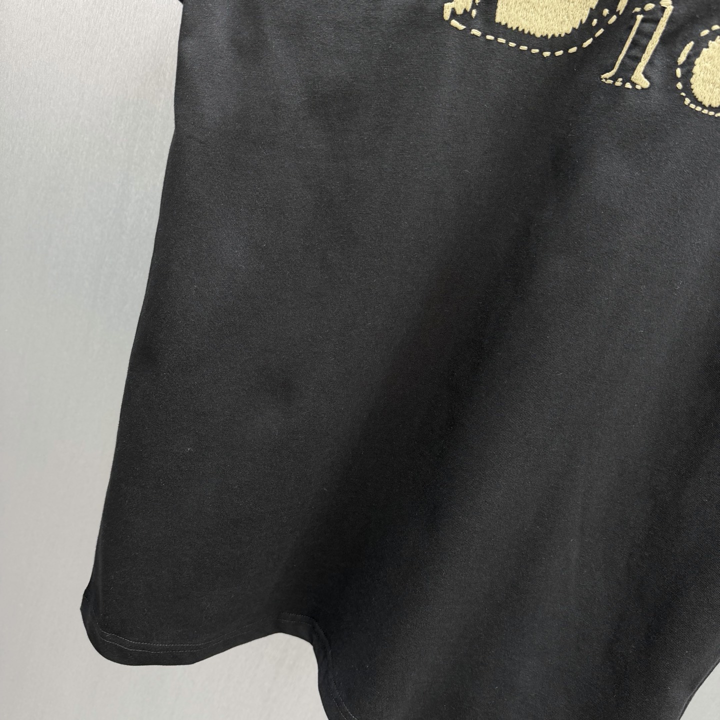 Dior 这款T恤是二零二六夏季男装系列新品 是展现 Dior精湛工艺的典范之作 采用黑色棉质平纹针织面料精心制作
