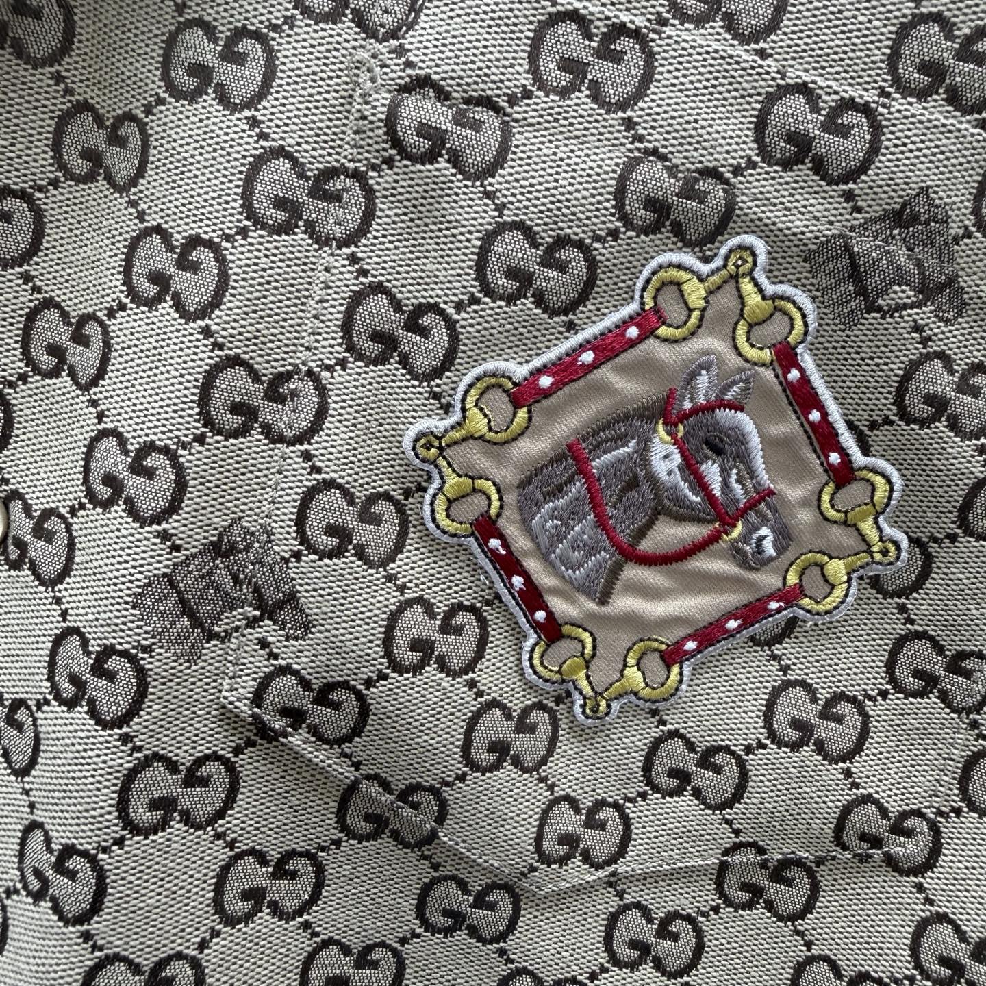 Gucci 这款单品出自Gucci Lido系列 设计灵感源自意大利海岸的夏日风情和海滩俱乐部