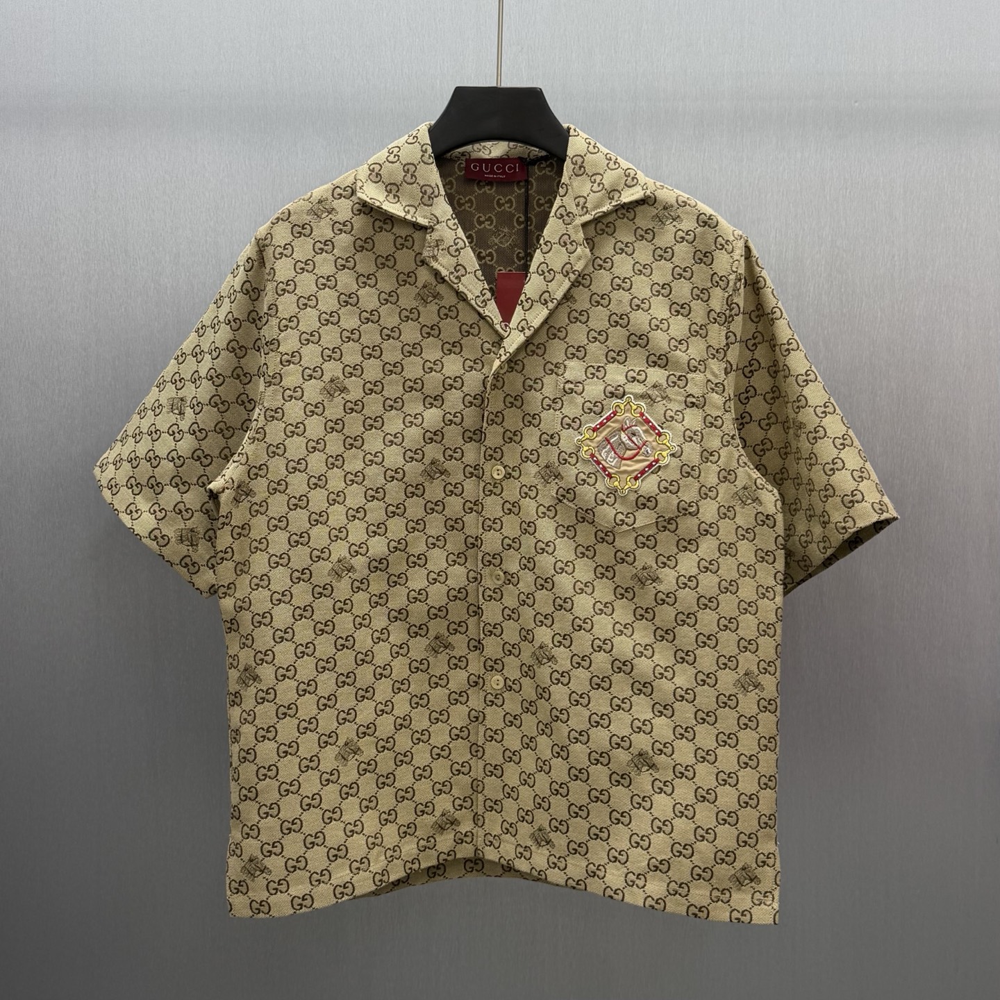 Gucci 这款单品出自Gucci Lido系列 设计灵感源自意大利海岸的夏日风情和海滩俱乐部