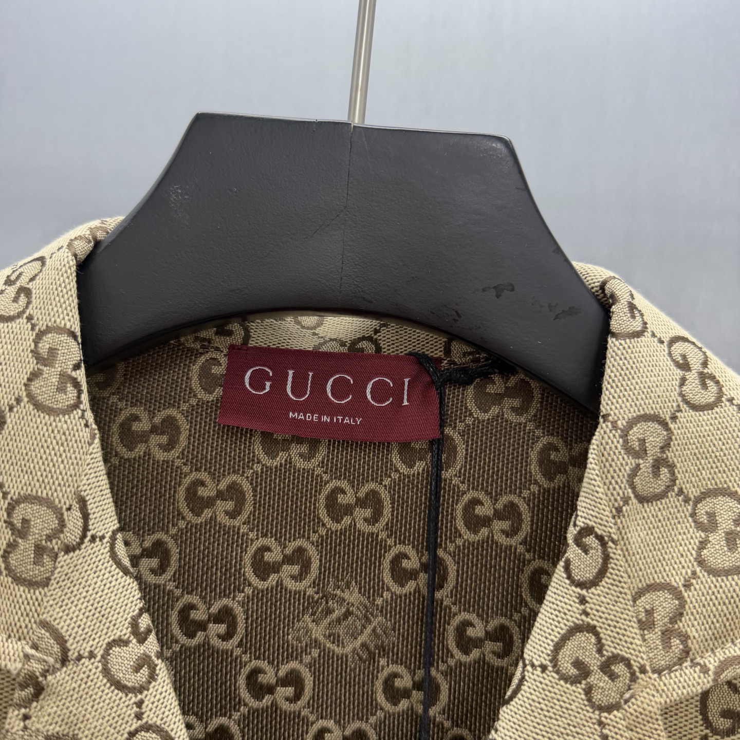 Gucci 这款单品出自Gucci Lido系列 设计灵感源自意大利海岸的夏日风情和海滩俱乐部