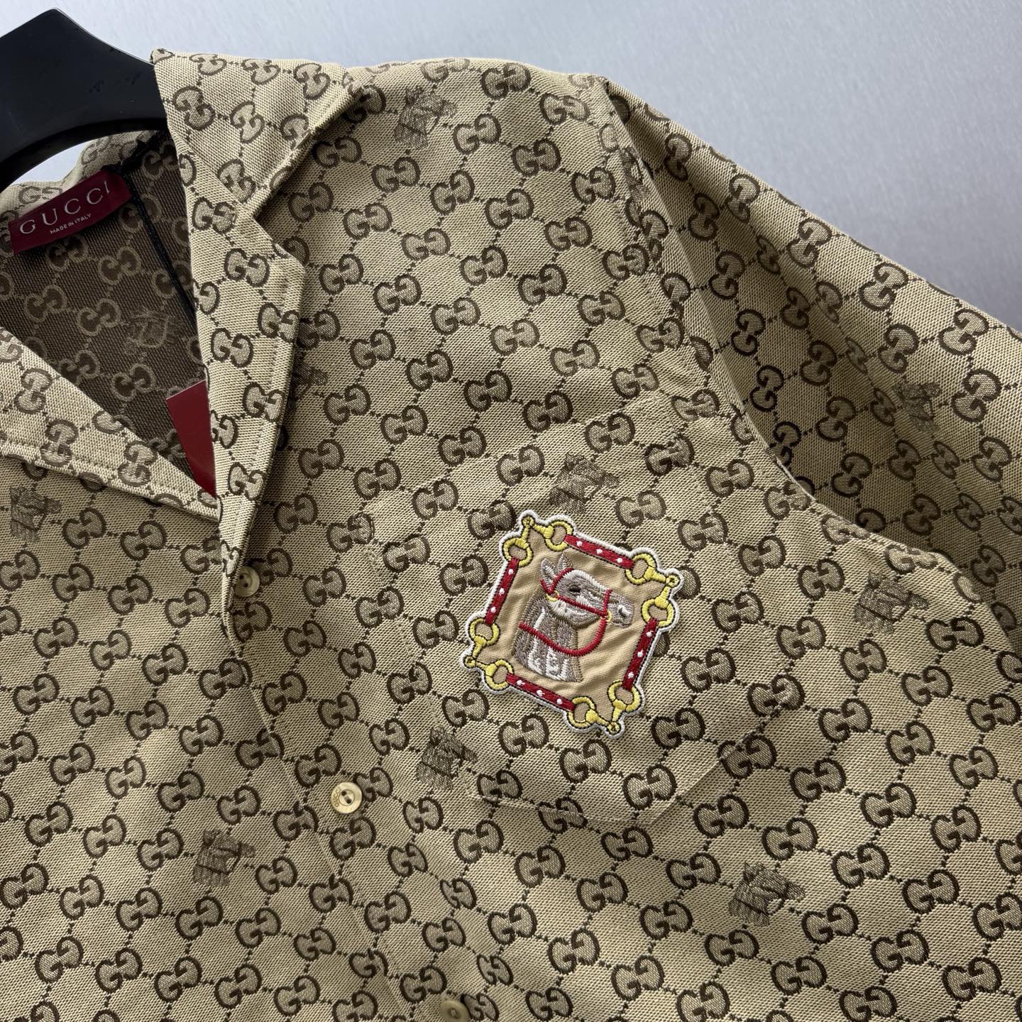Gucci 这款单品出自Gucci Lido系列 设计灵感源自意大利海岸的夏日风情和海滩俱乐部