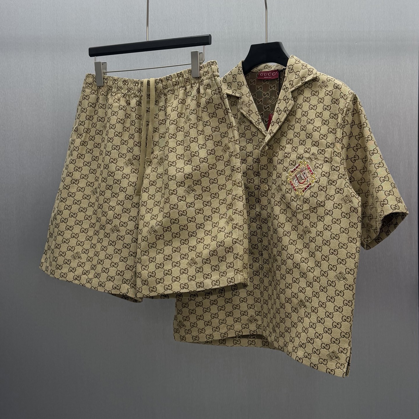 Gucci 这款单品出自Gucci Lido系列 设计灵感源自意大利海岸的夏日风情和海滩俱乐部