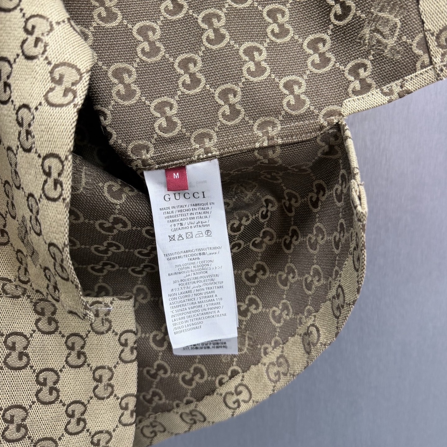 Gucci 这款单品出自Gucci Lido系列 设计灵感源自意大利海岸的夏日风情和海滩俱乐部