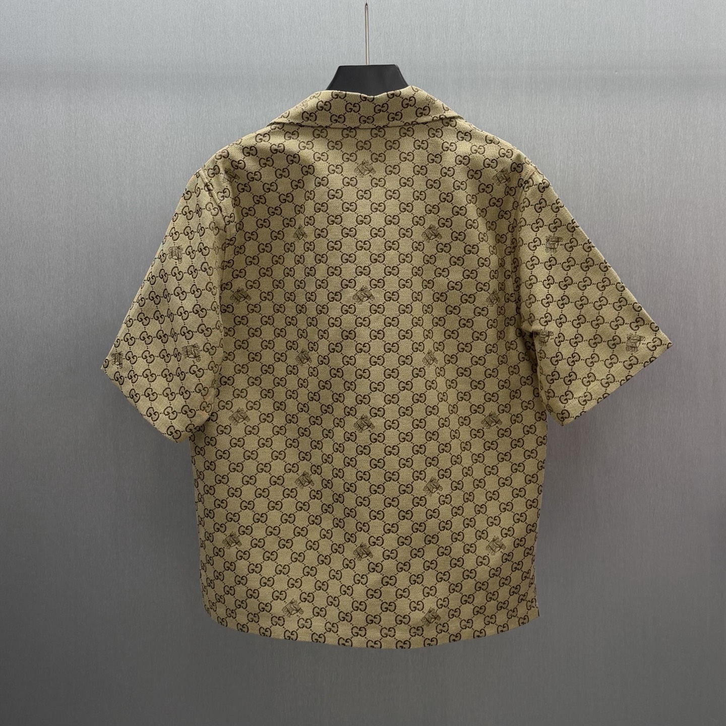Gucci 这款单品出自Gucci Lido系列 设计灵感源自意大利海岸的夏日风情和海滩俱乐部